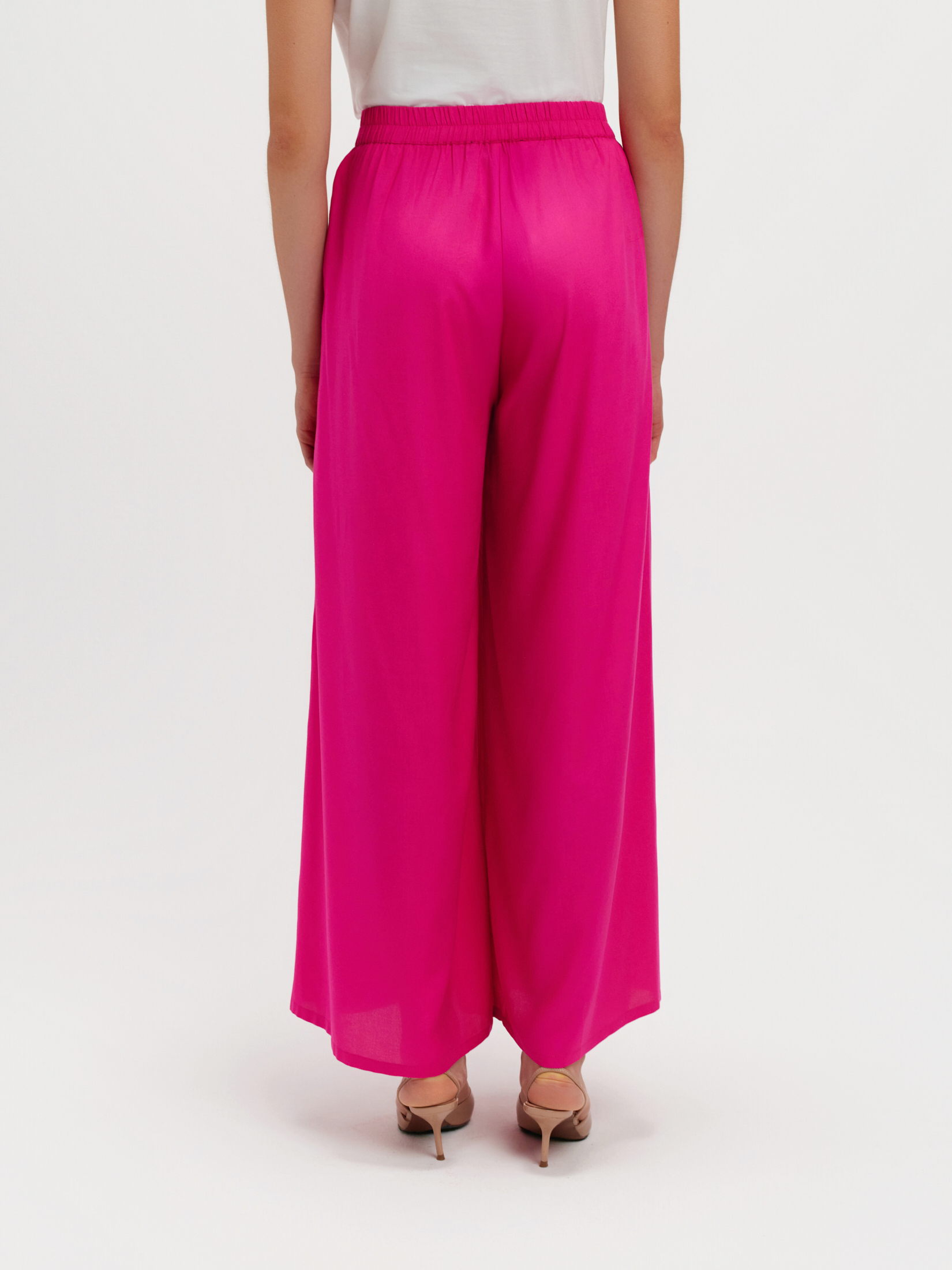 Różowe spodnie z szerokimi nogawkami 