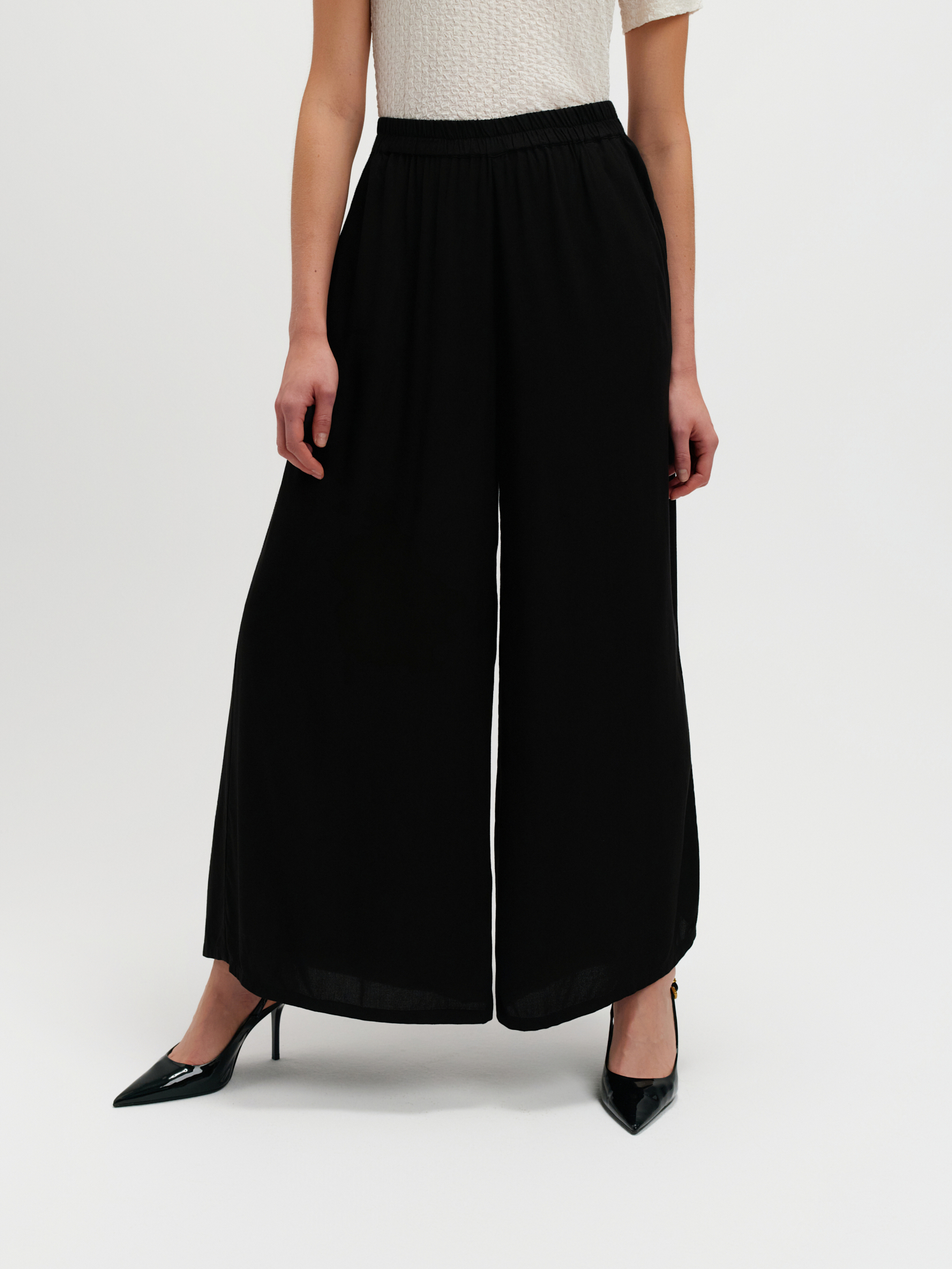 Czarne spodnie z szerokimi nogawkami 