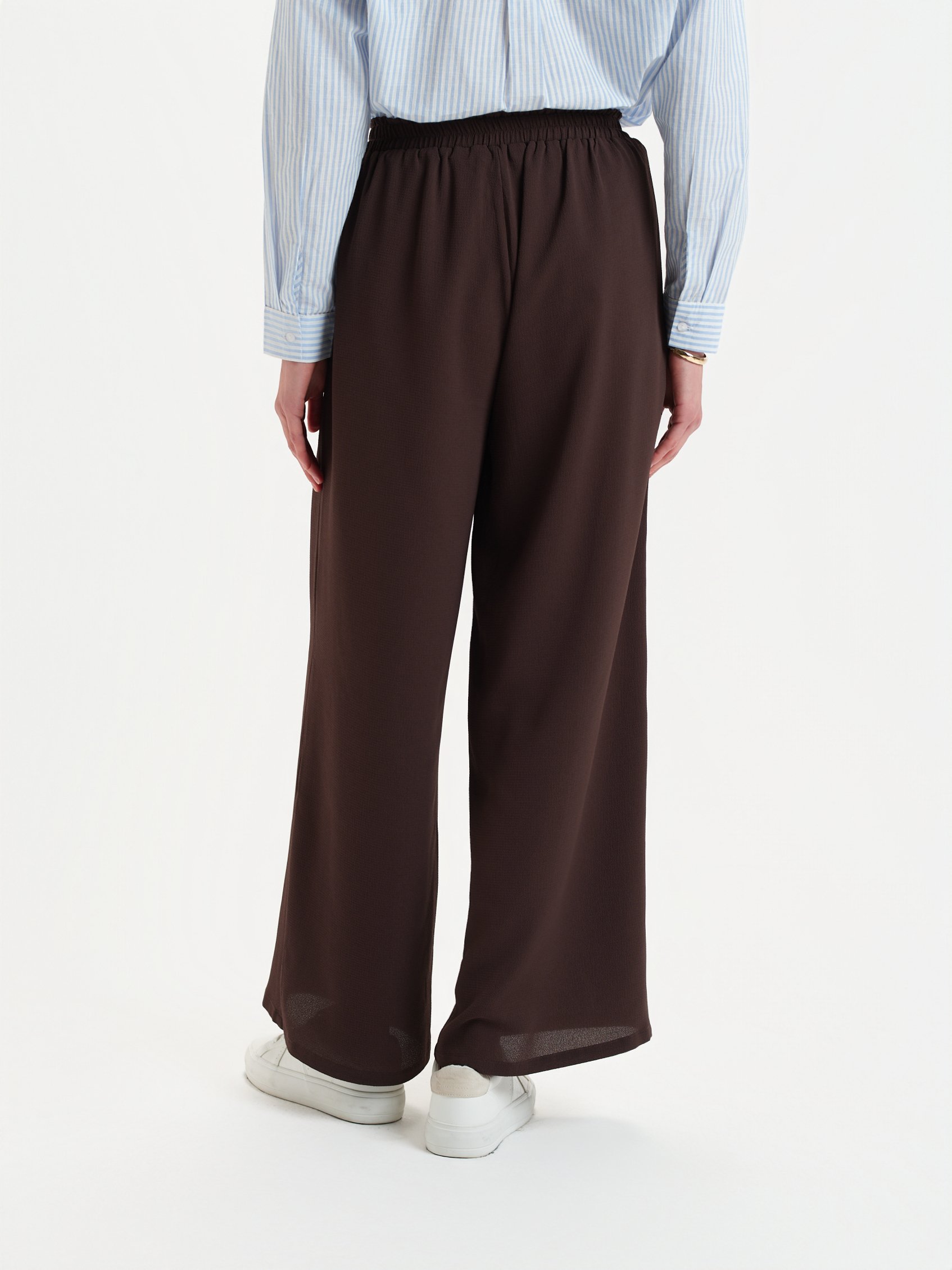 Brązowe spodnie z szeroką nogawką 