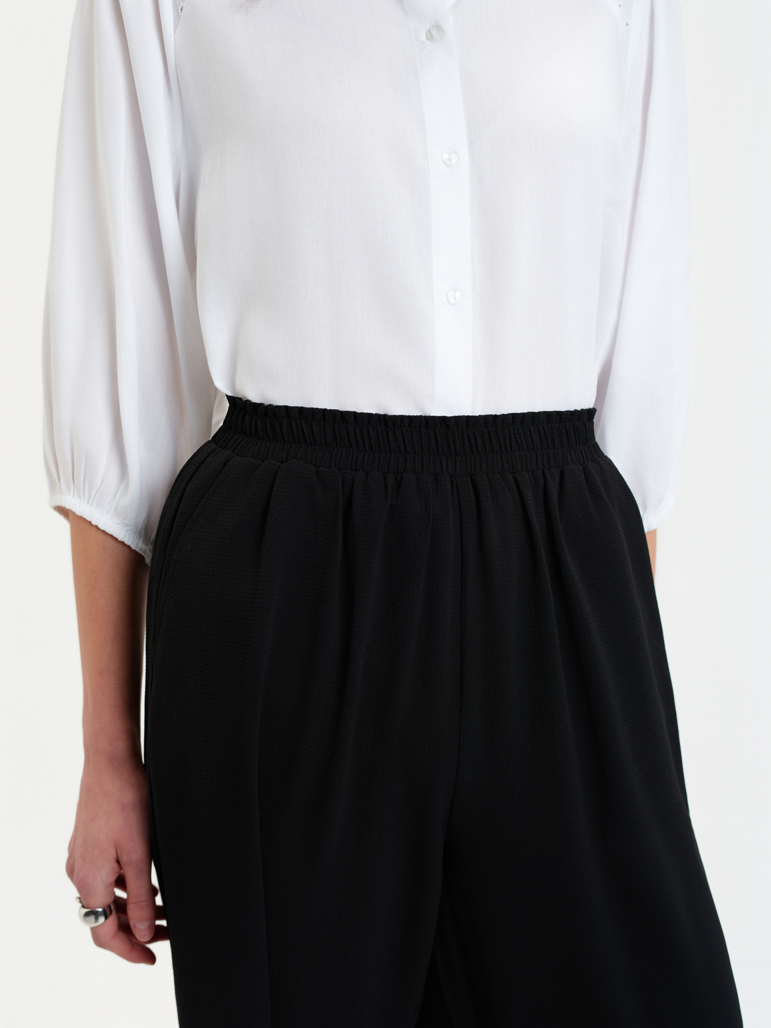 Czarne spodnie z szeroką nogawką 