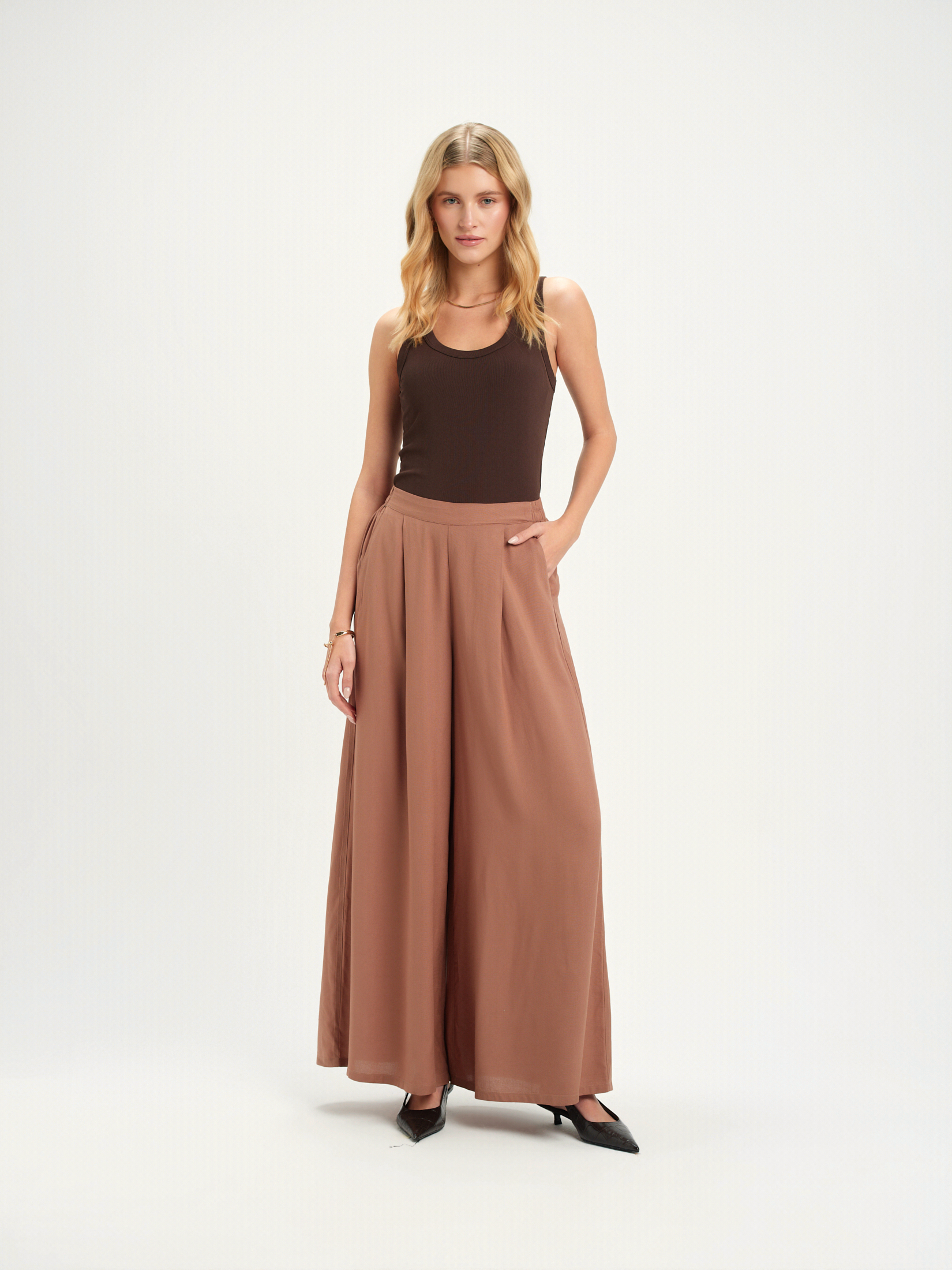 Beżowe spodnie z wiskozy 