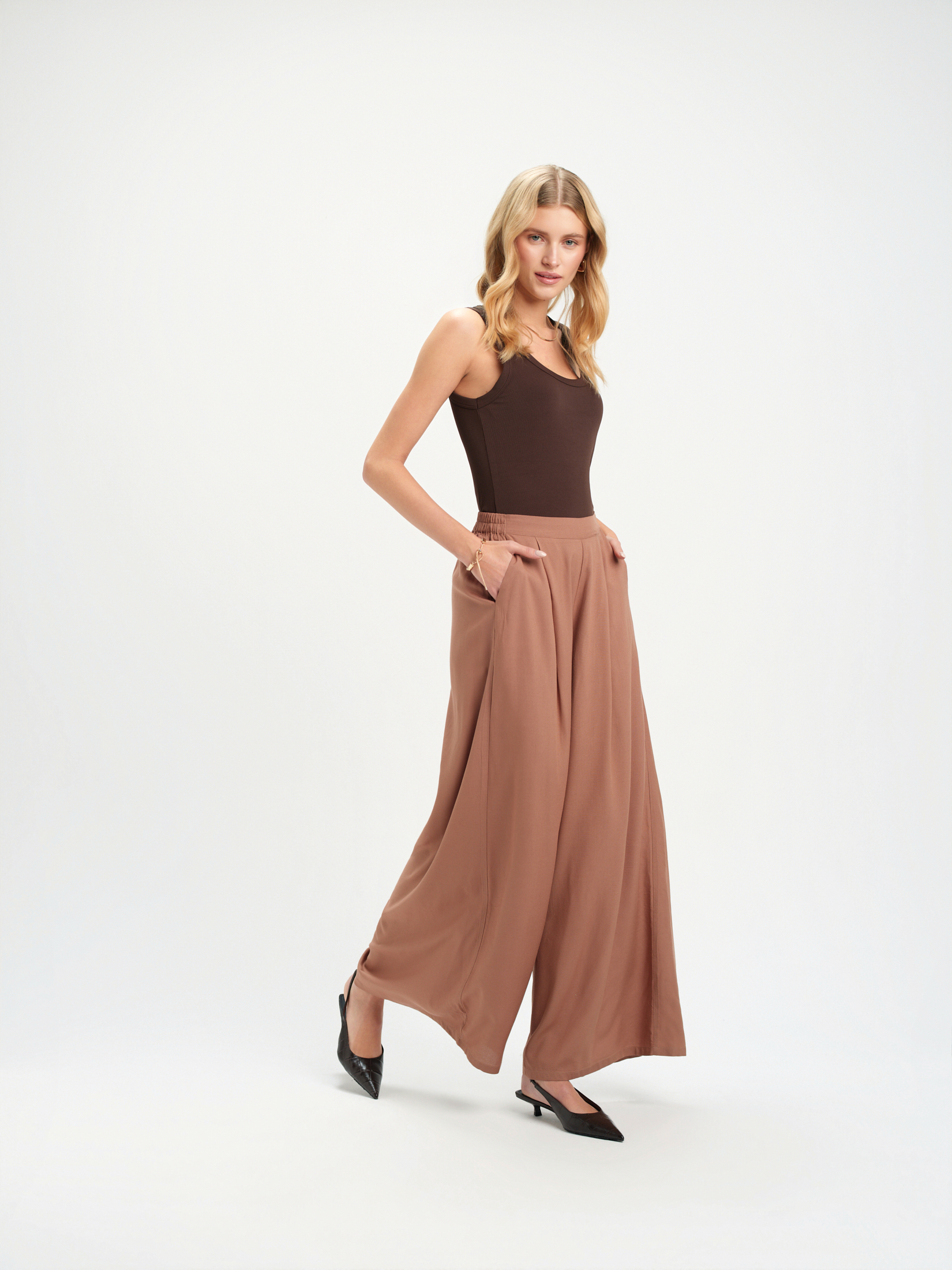 Beżowe spodnie z wiskozy 