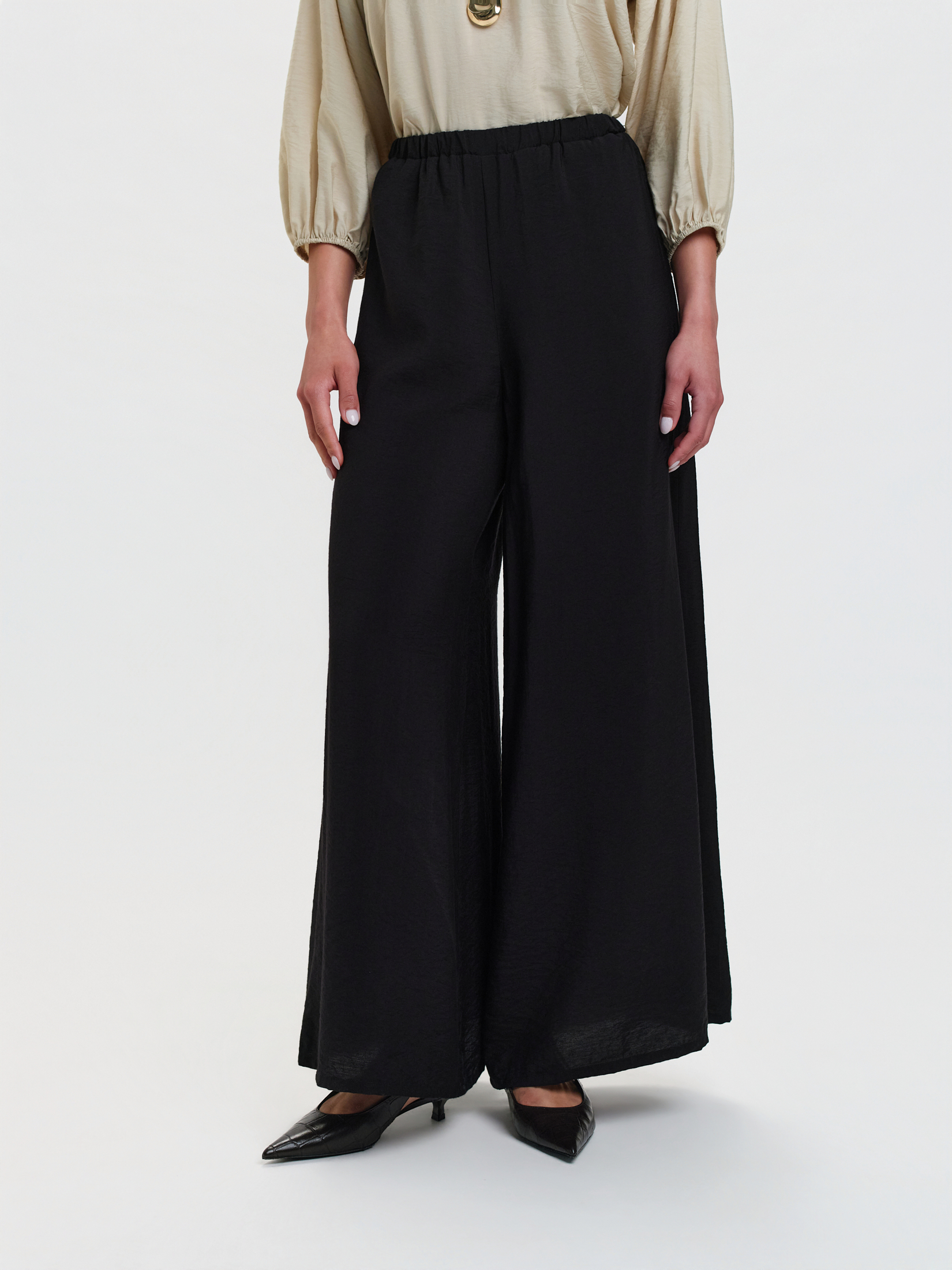 Czarne spodnie z szerokimi nogawkami 
