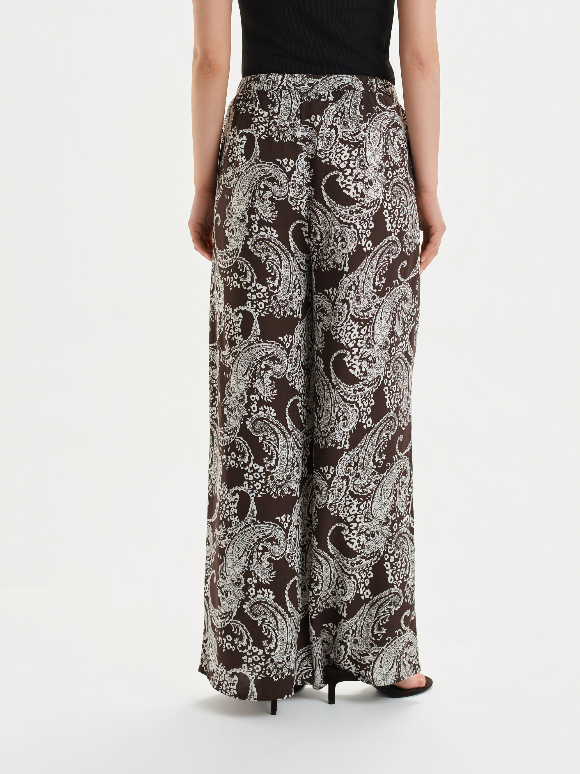 Brązowe spodnie z nadrukiem 