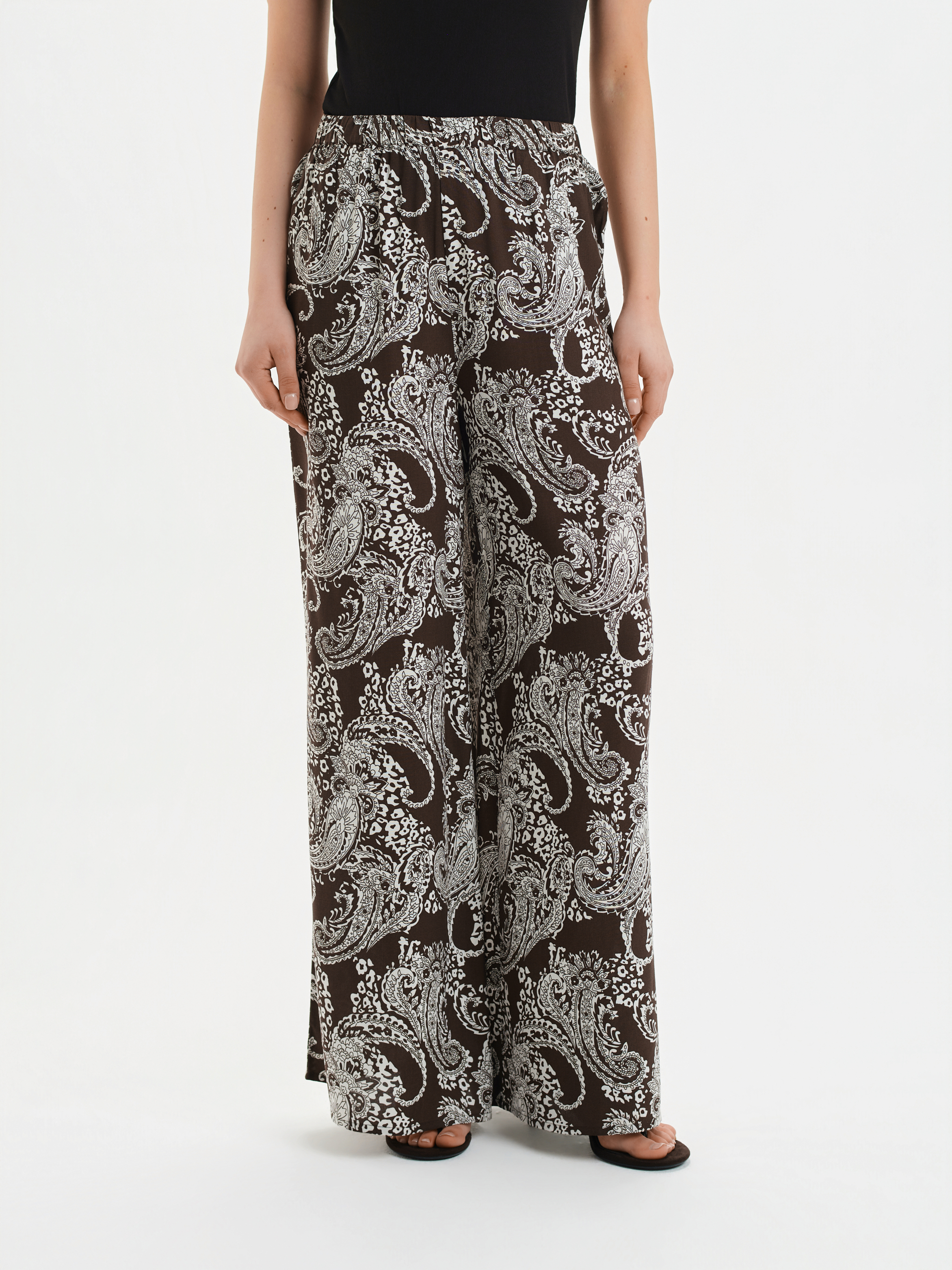 Brązowe spodnie z nadrukiem 