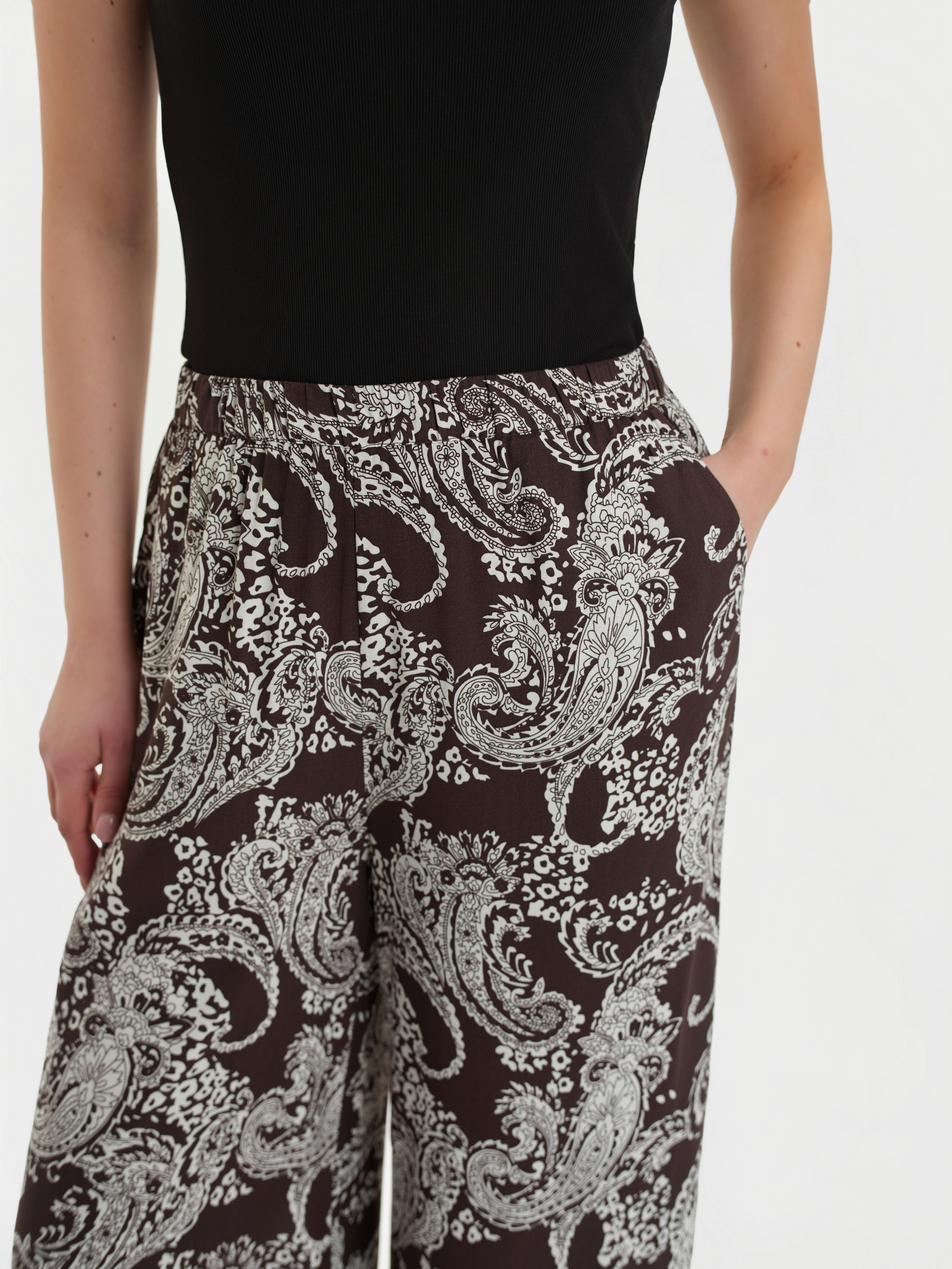 Brązowe spodnie z nadrukiem 