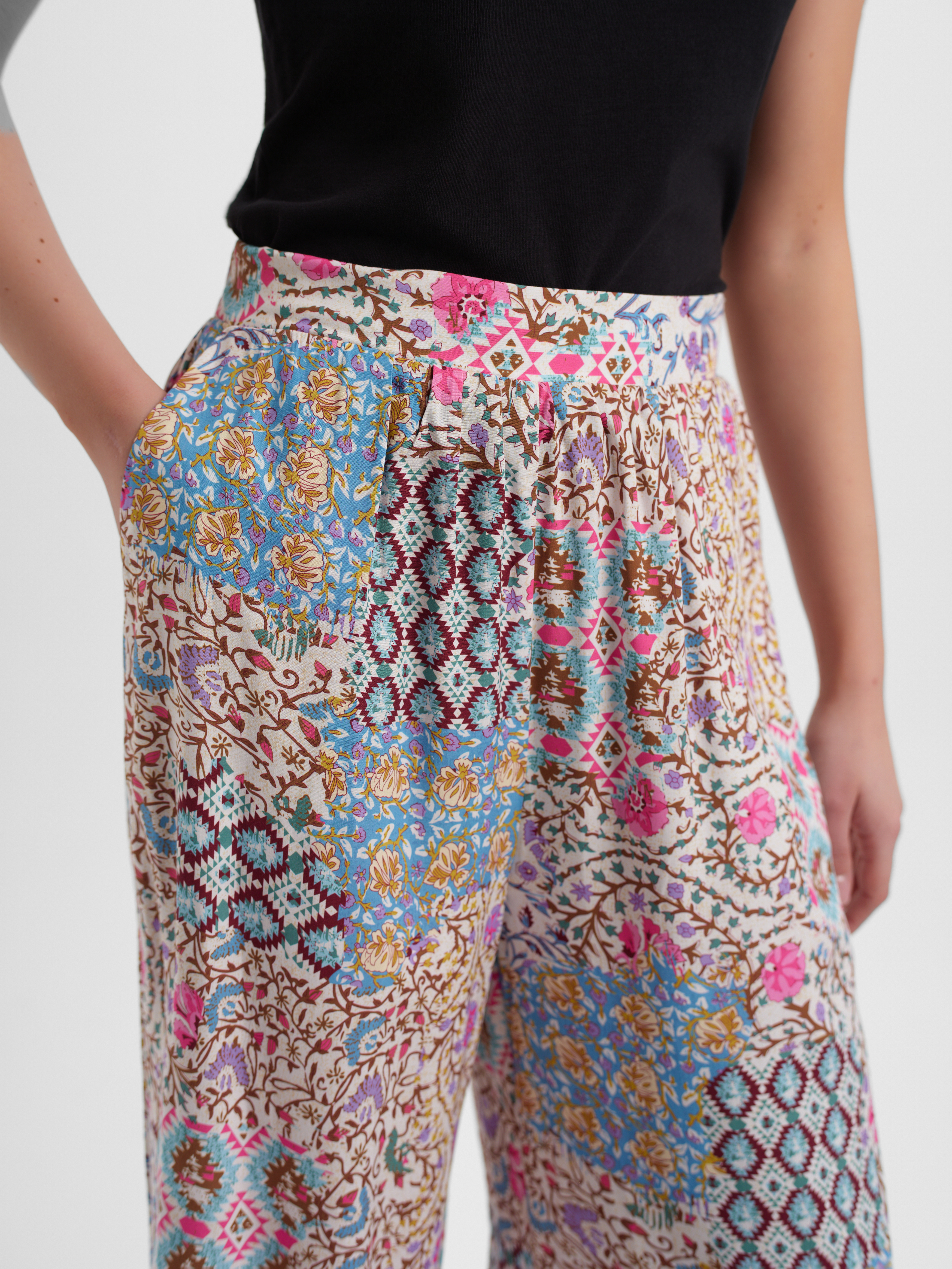 Wiskozowe spodnie z boho printem 
