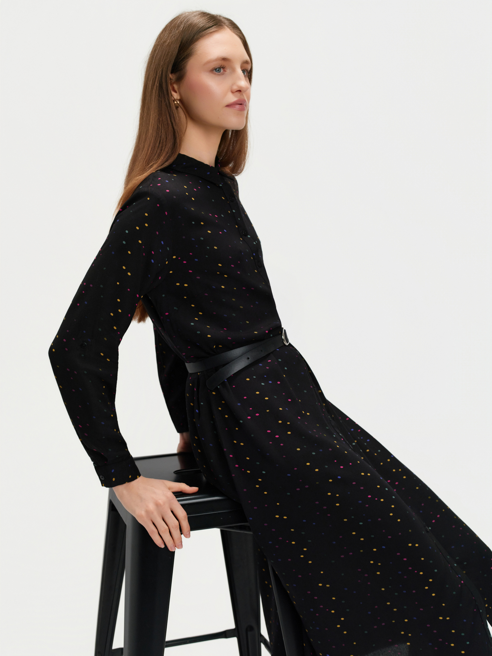 Czarna sukienka w kolorowe groszki 