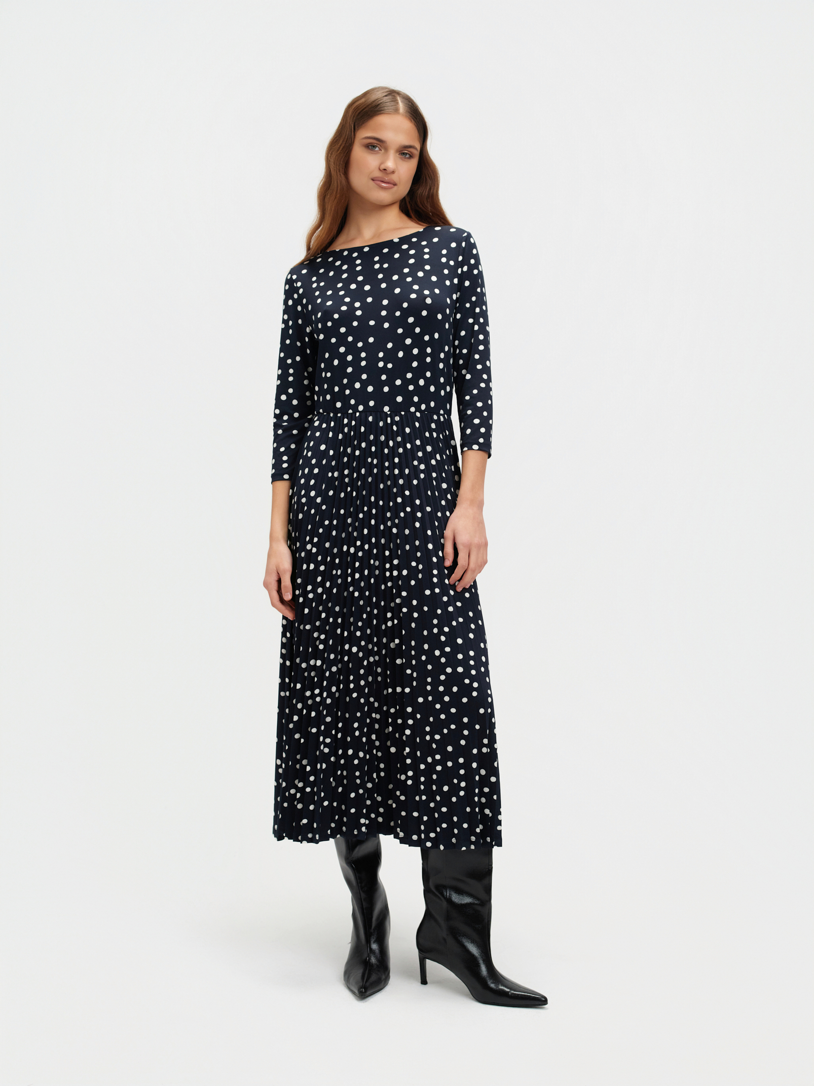 Granatowa sukienka z plisowanym dołem 