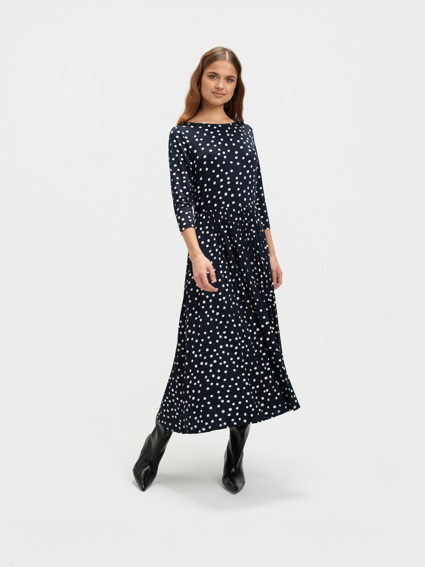 Granatowa sukienka z plisowanym dołem 