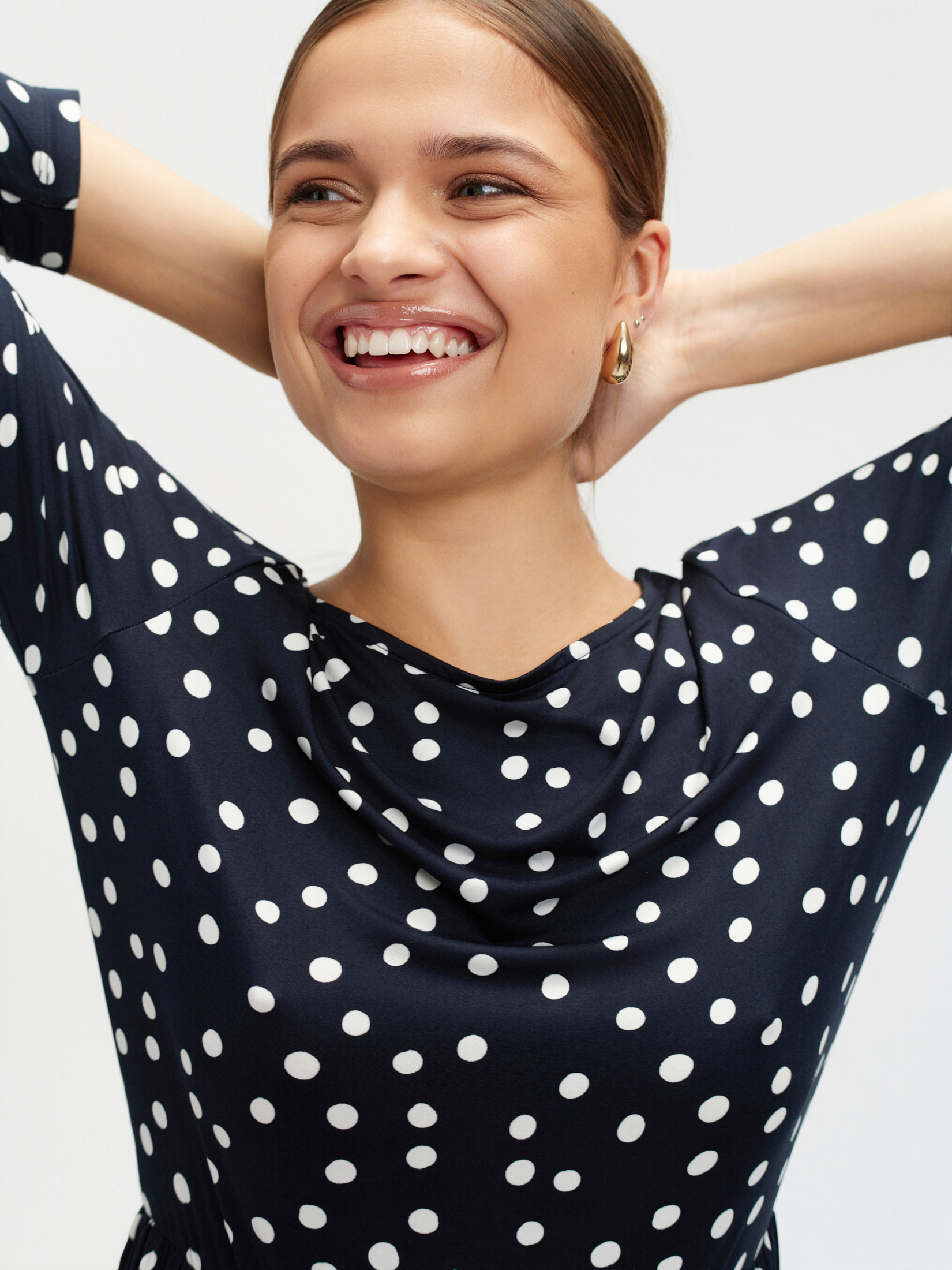 Granatowa sukienka z plisowanym dołem 