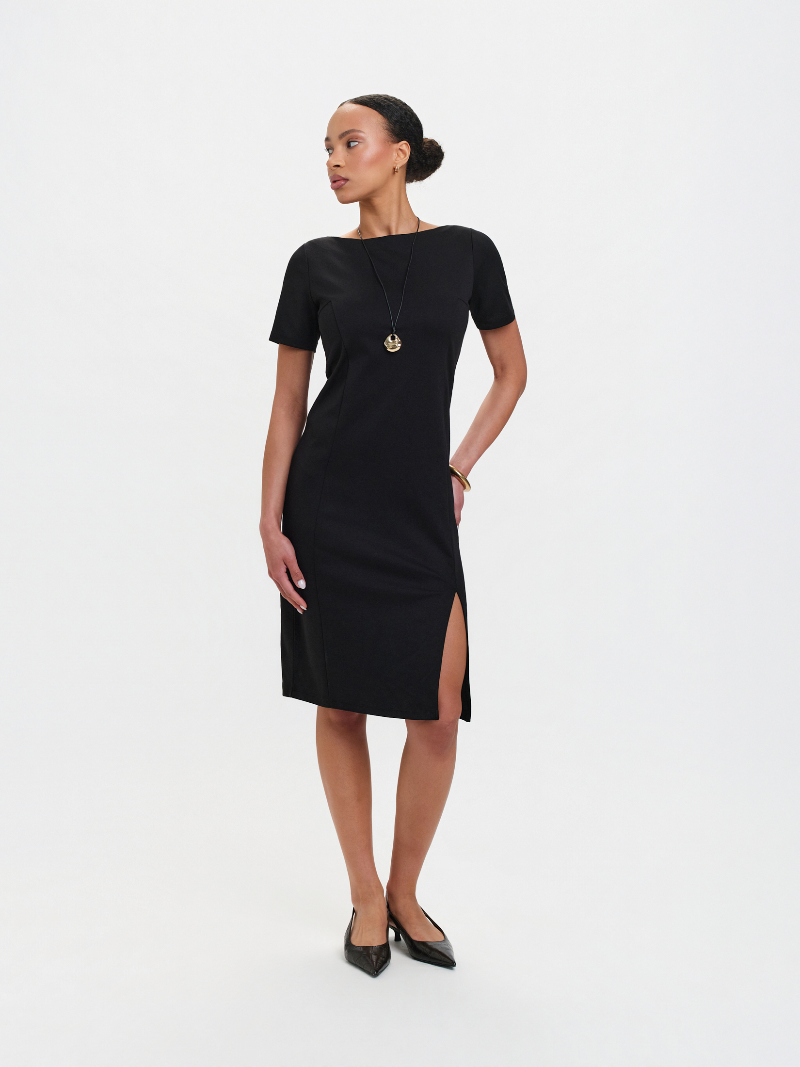 Ołówkowa sukienka z rozcięciem 