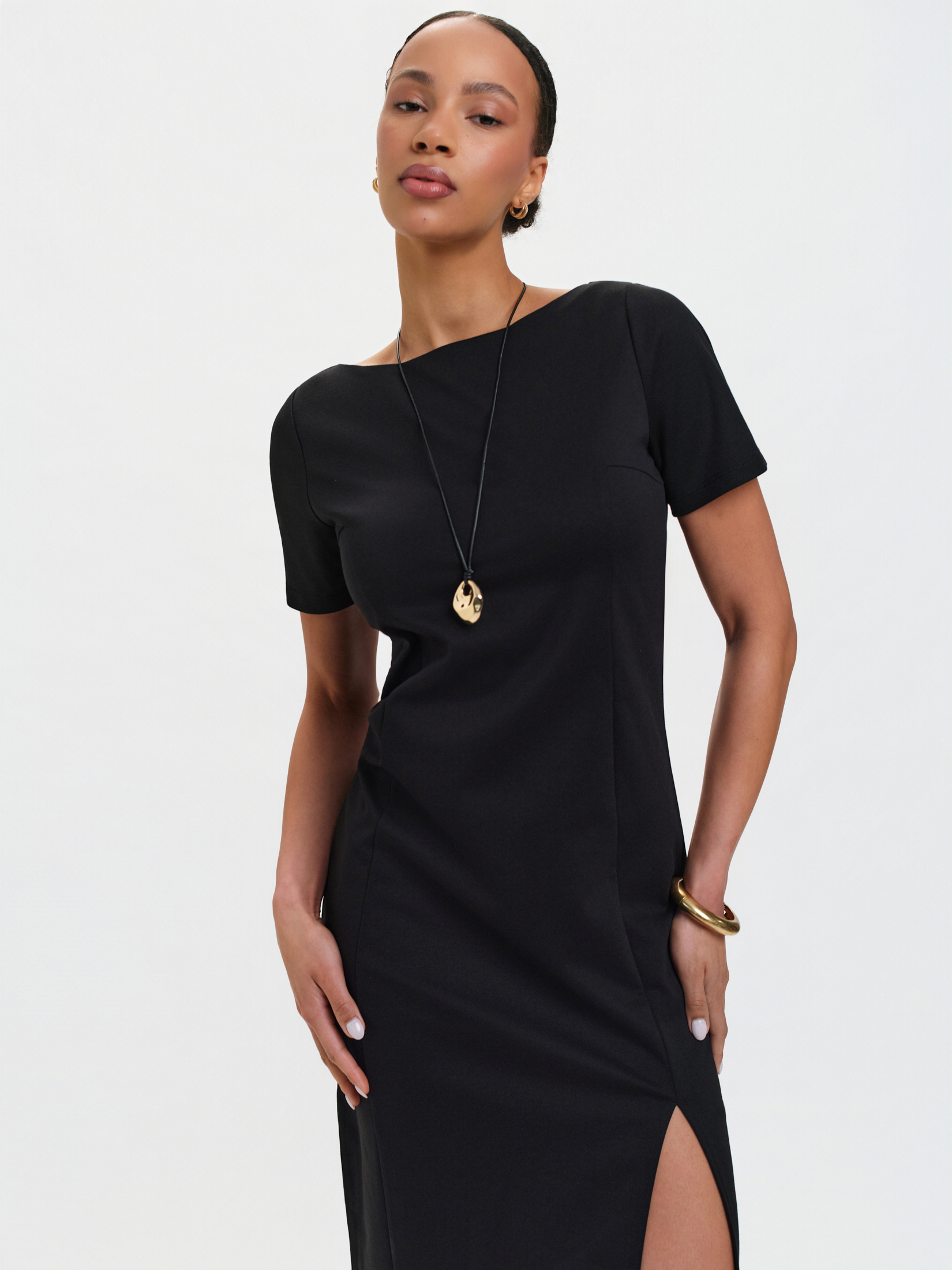 Ołówkowa sukienka z rozcięciem 