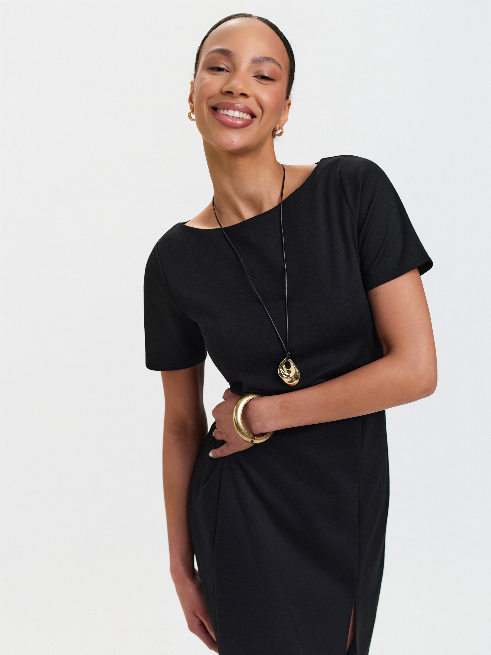 Ołówkowa sukienka z rozcięciem 