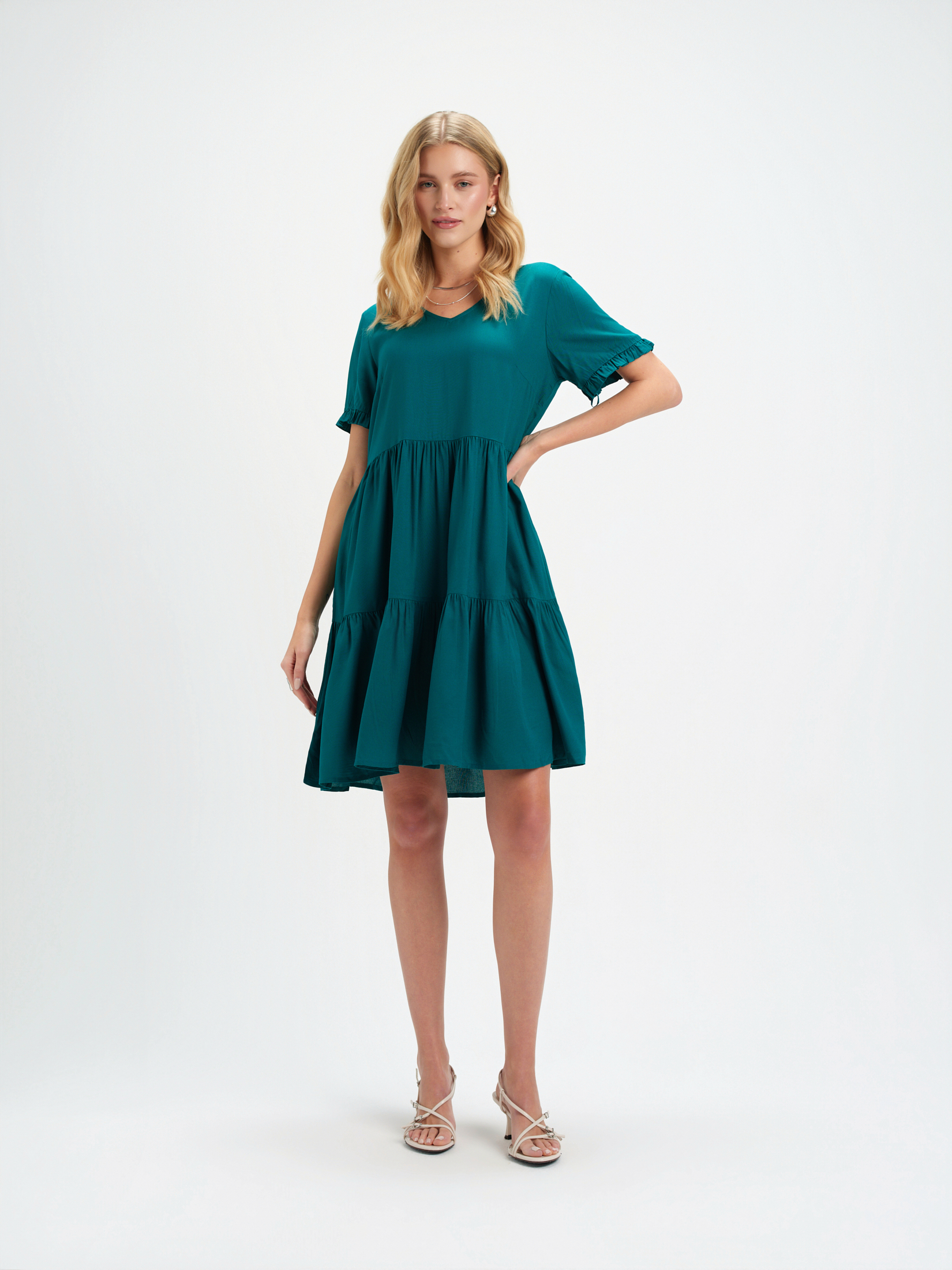 Turkusowa sukienka z krótkim rękawem 