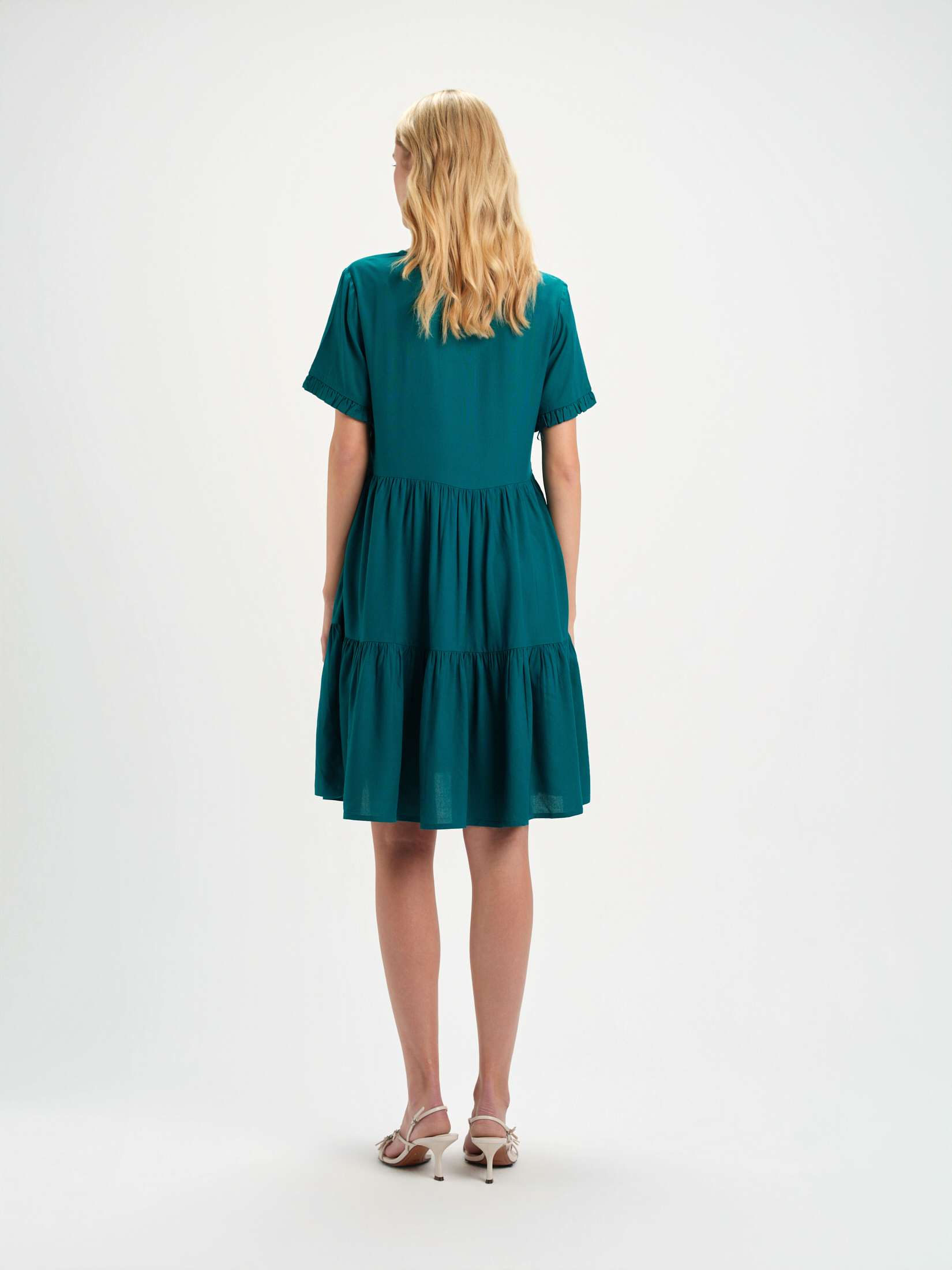 Turkusowa sukienka z krótkim rękawem 