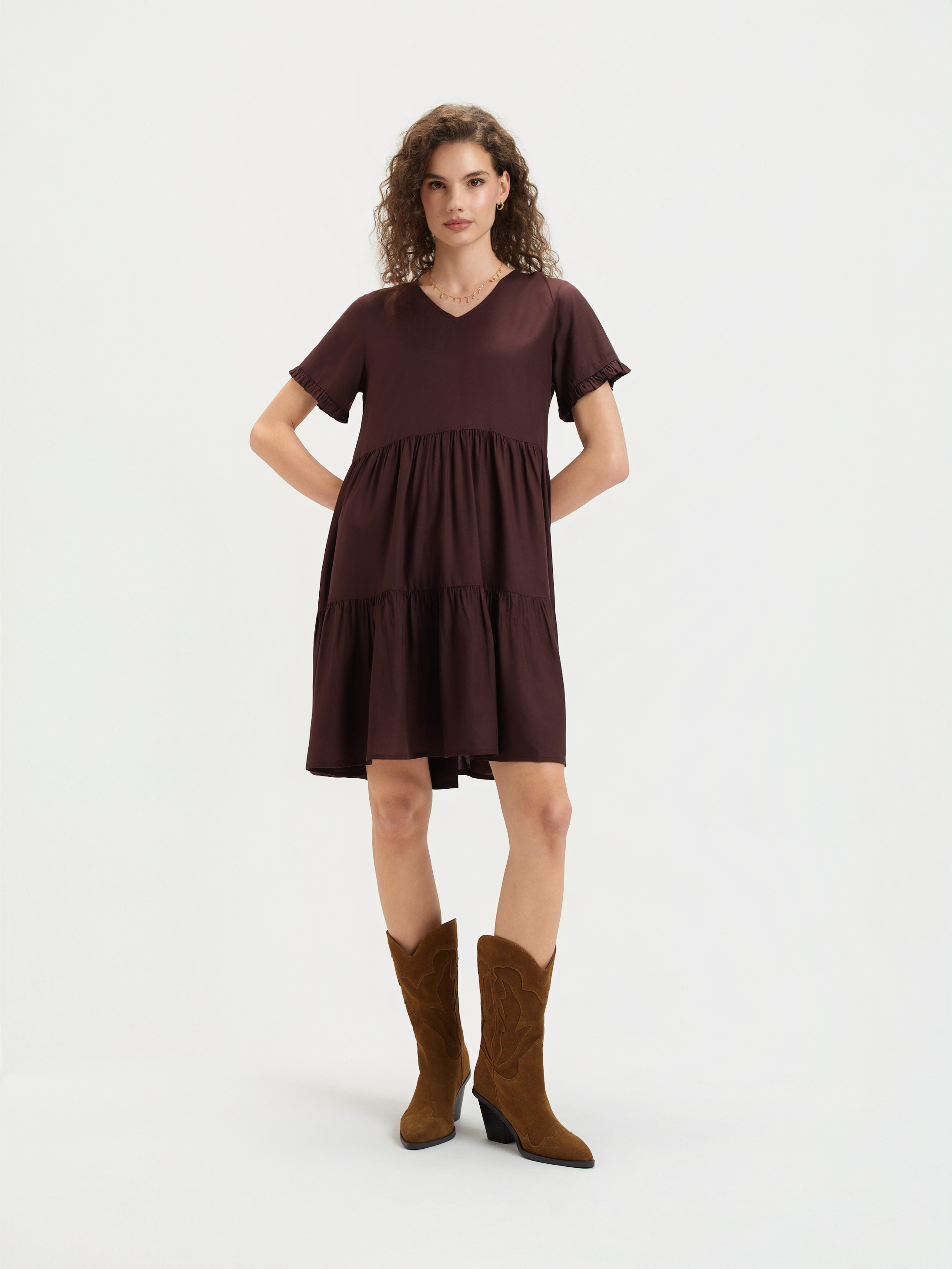 Brązowa sukienka z krótkim rękawem 