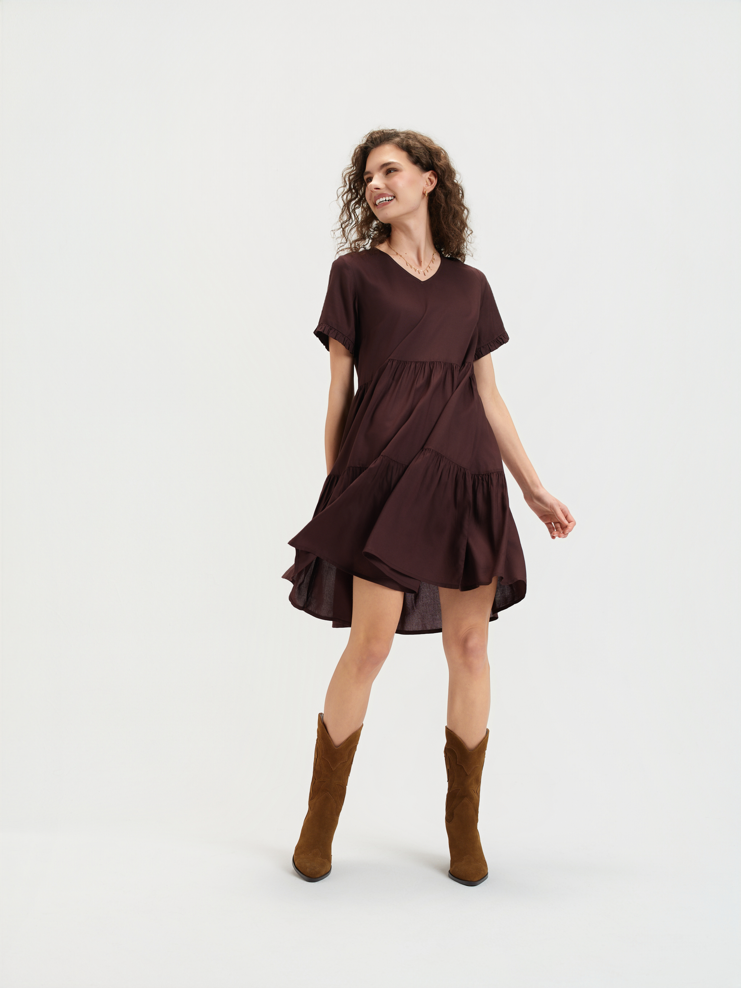 Brązowa sukienka z krótkim rękawem 