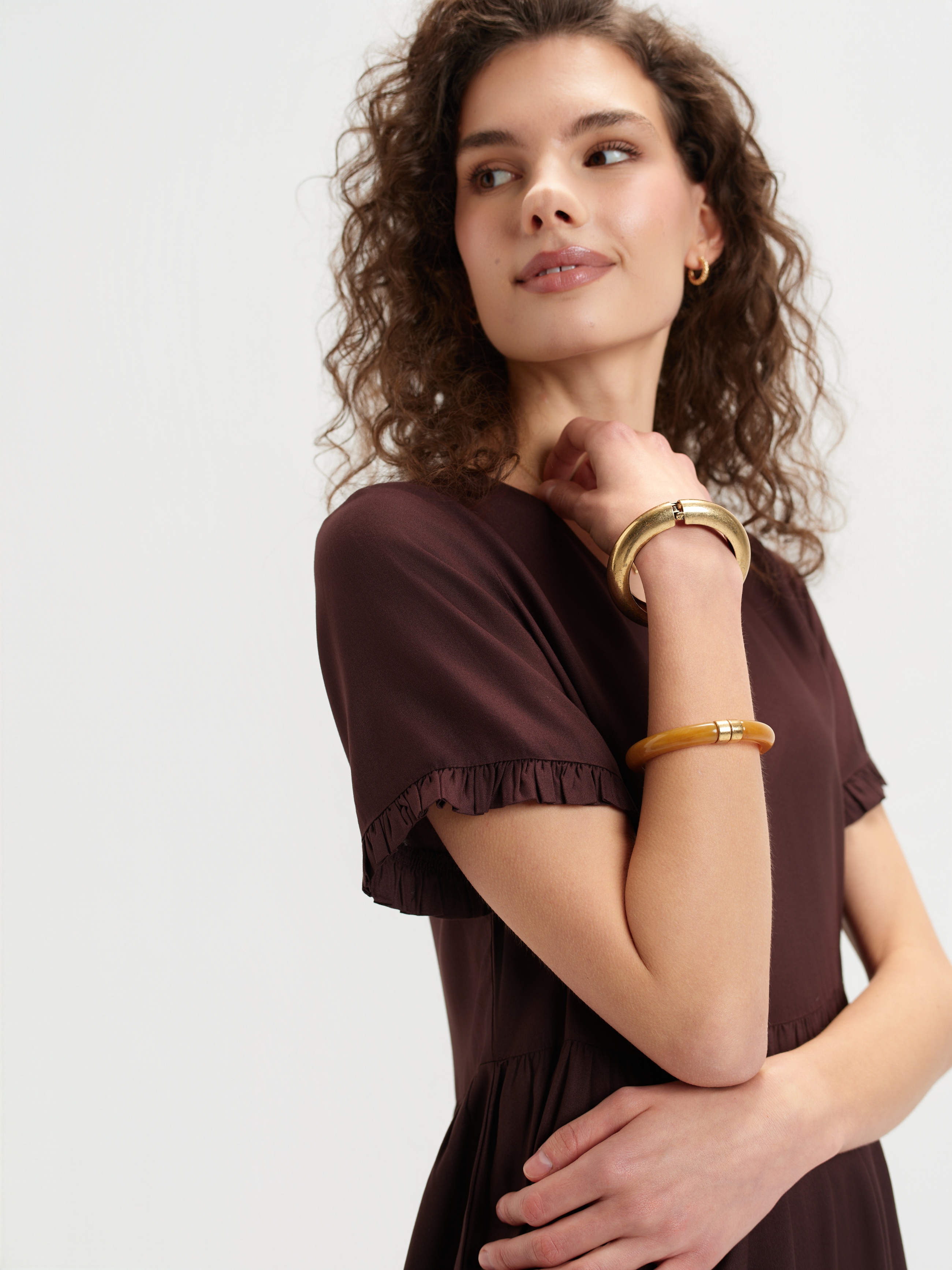 Brązowa sukienka z krótkim rękawem 