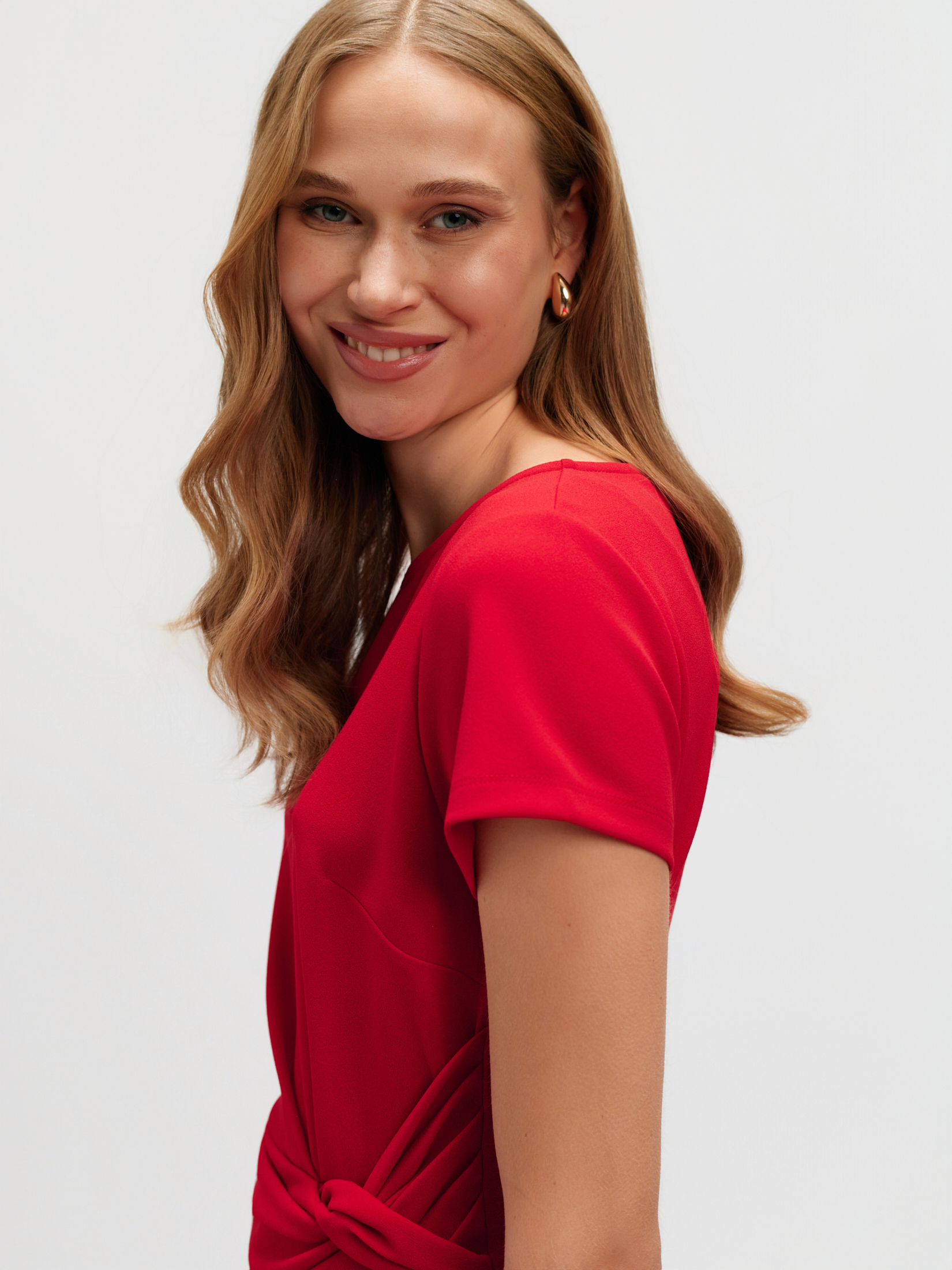 Czerwona sukienka z węzłem 