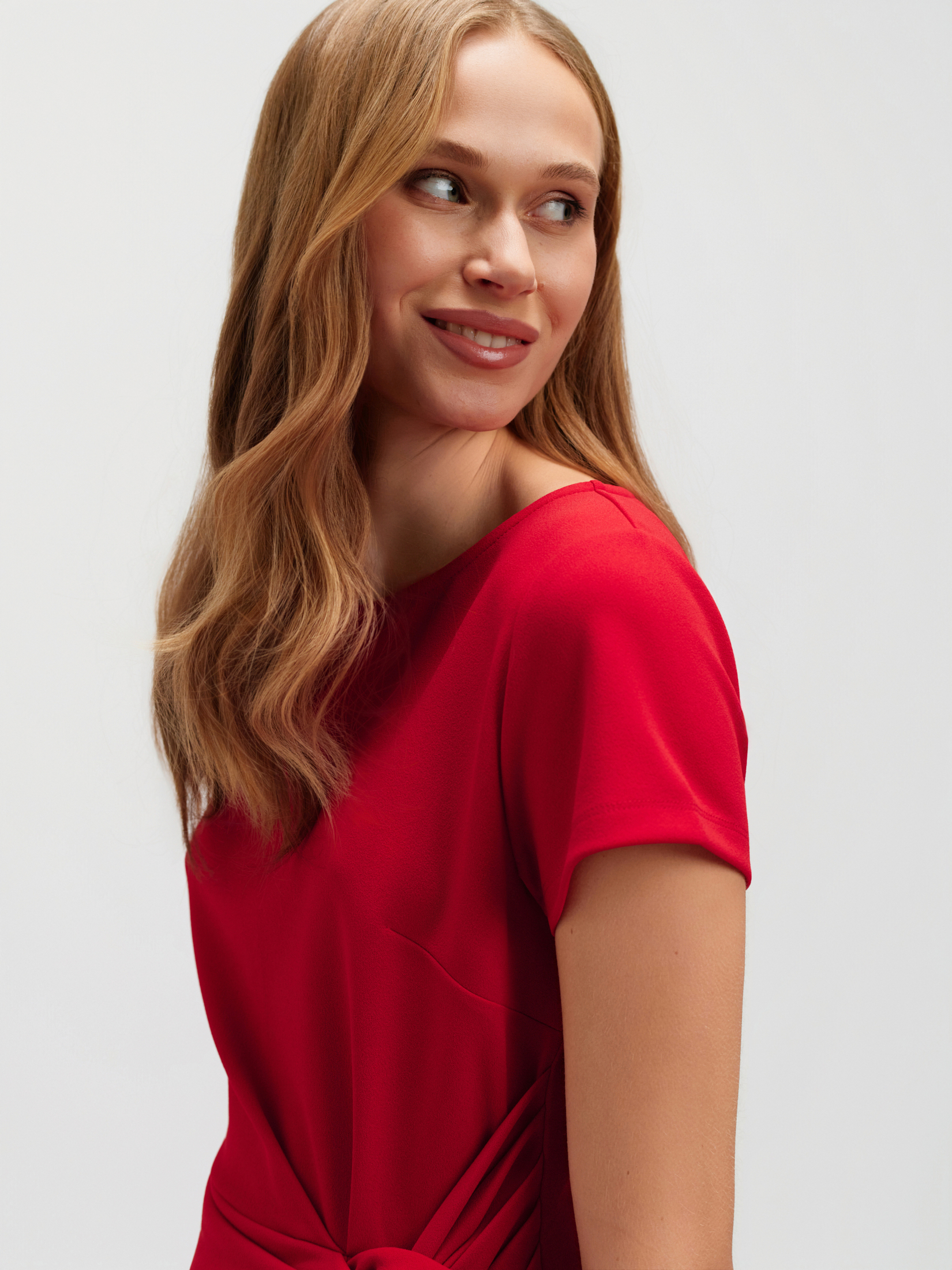 Czerwona sukienka z węzłem 