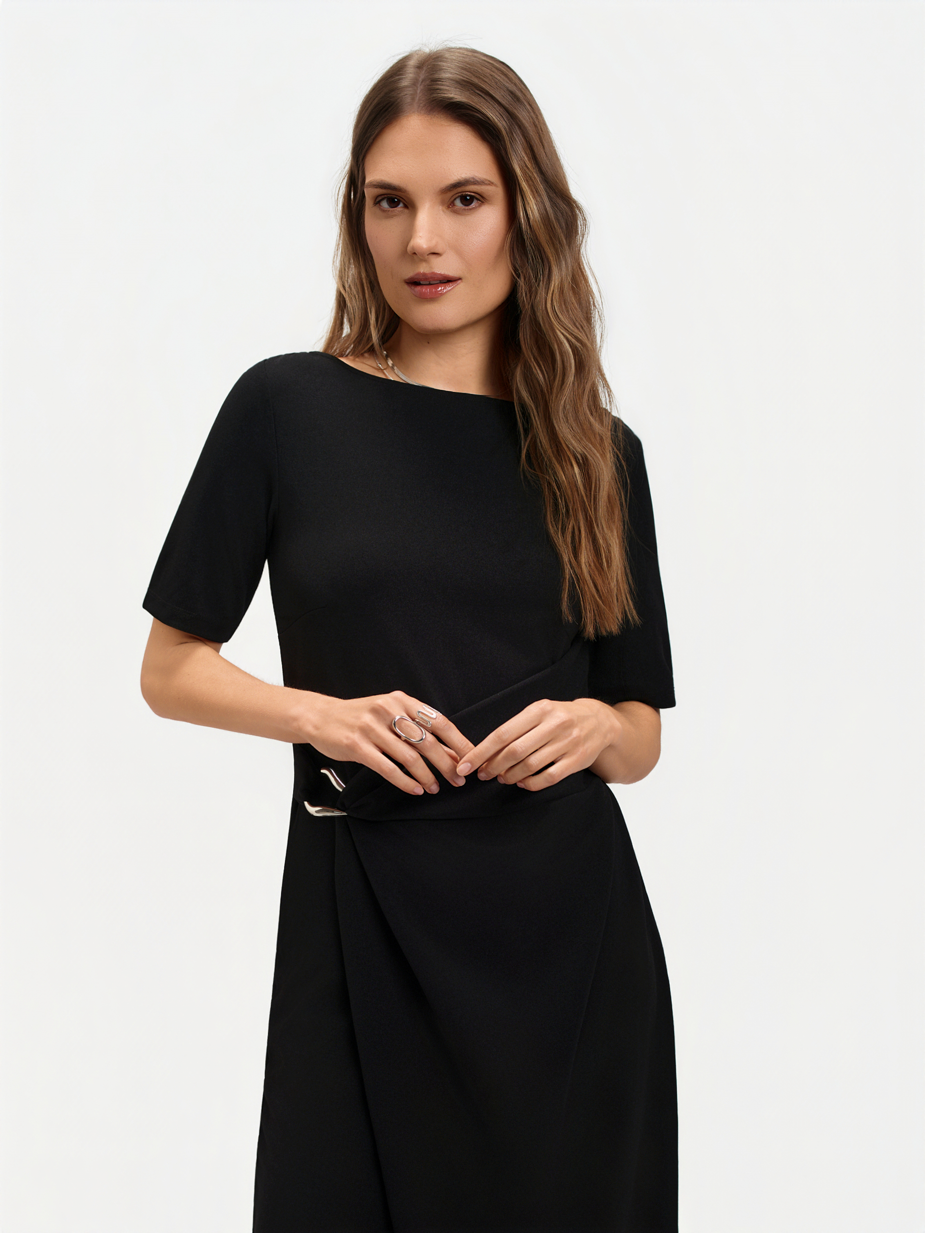 Czarna sukienka z węzłem 