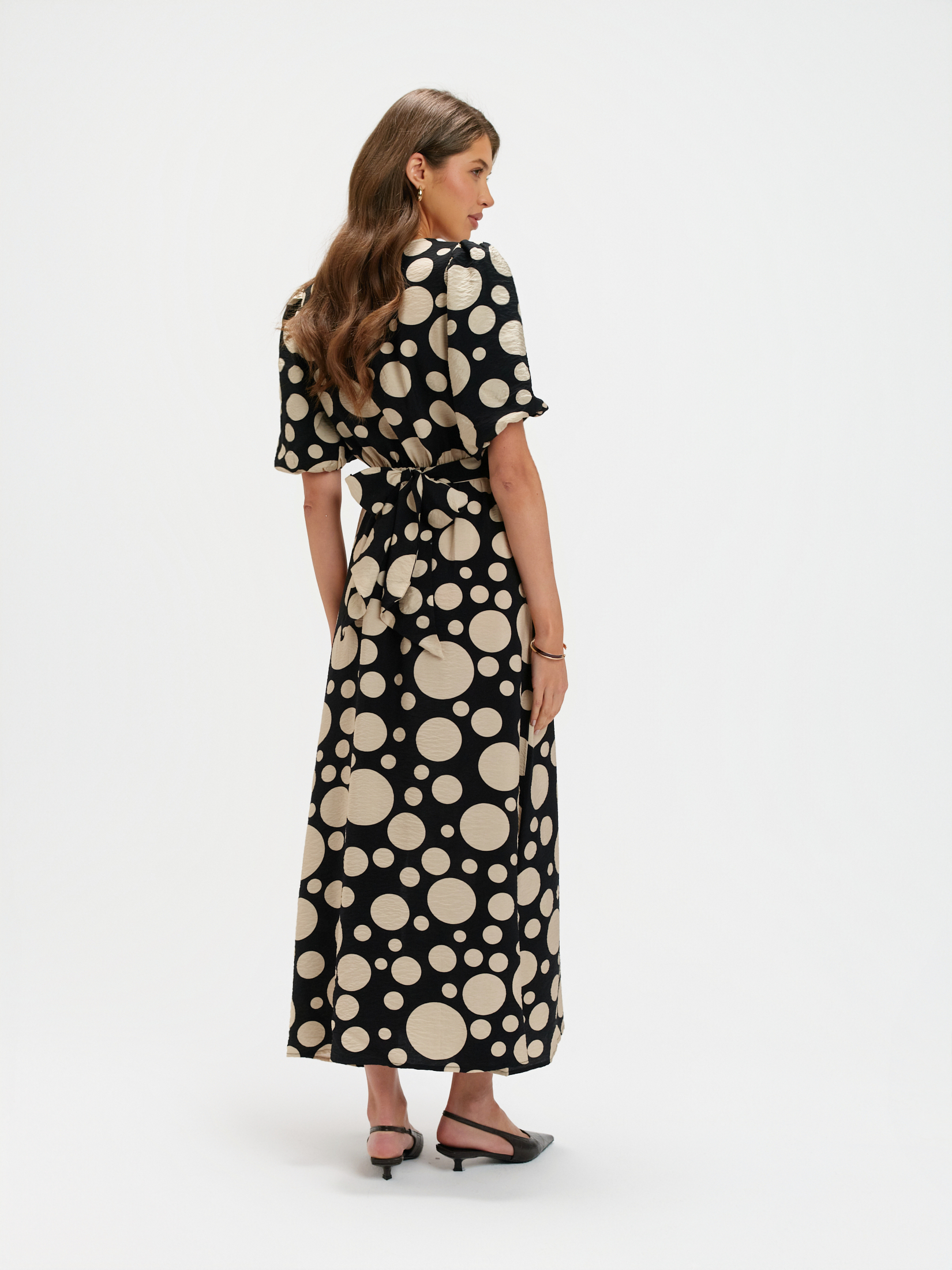 Sukienka maxi z printem w grochy 