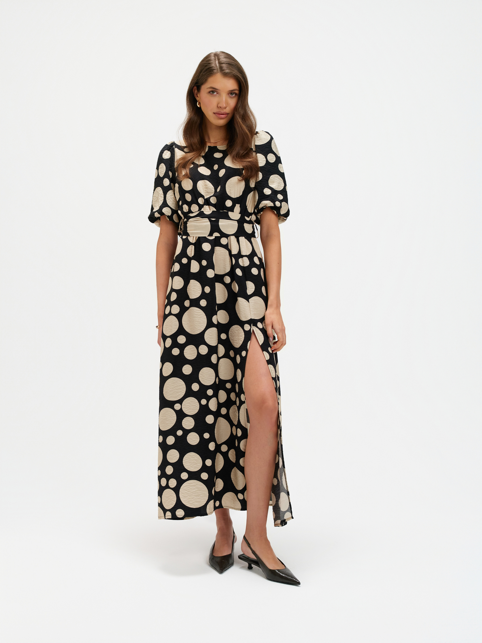 Sukienka maxi z printem w grochy 