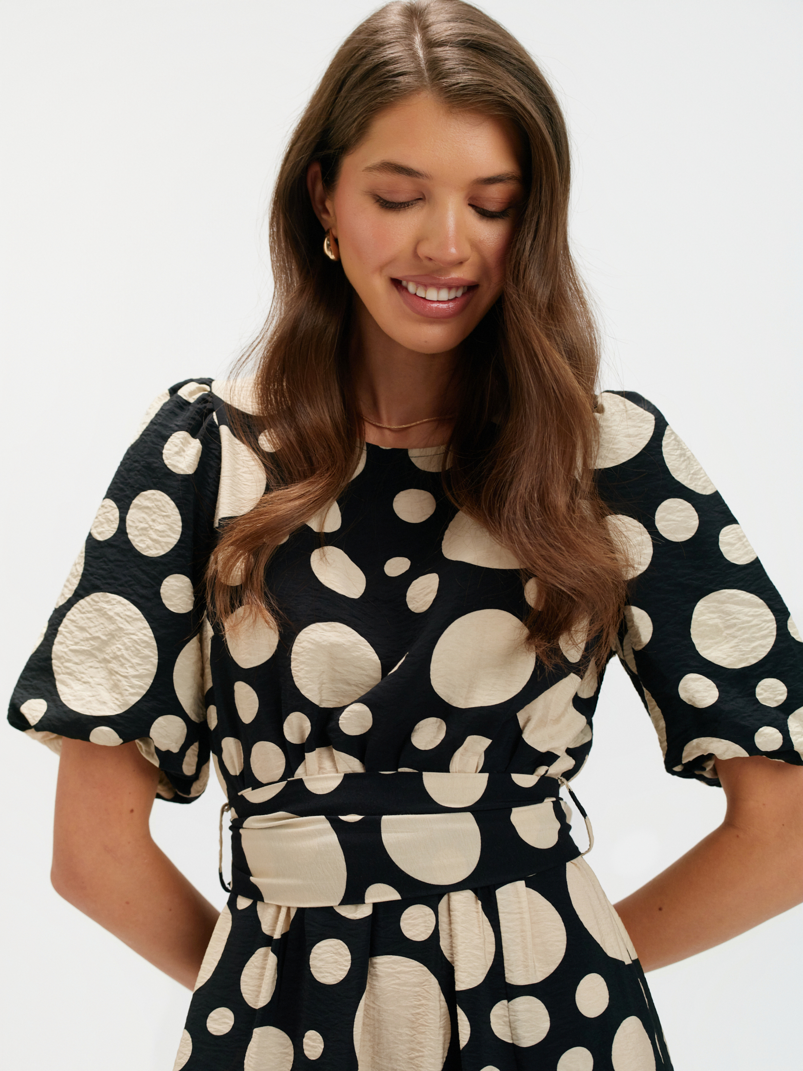 Sukienka maxi z printem w grochy 