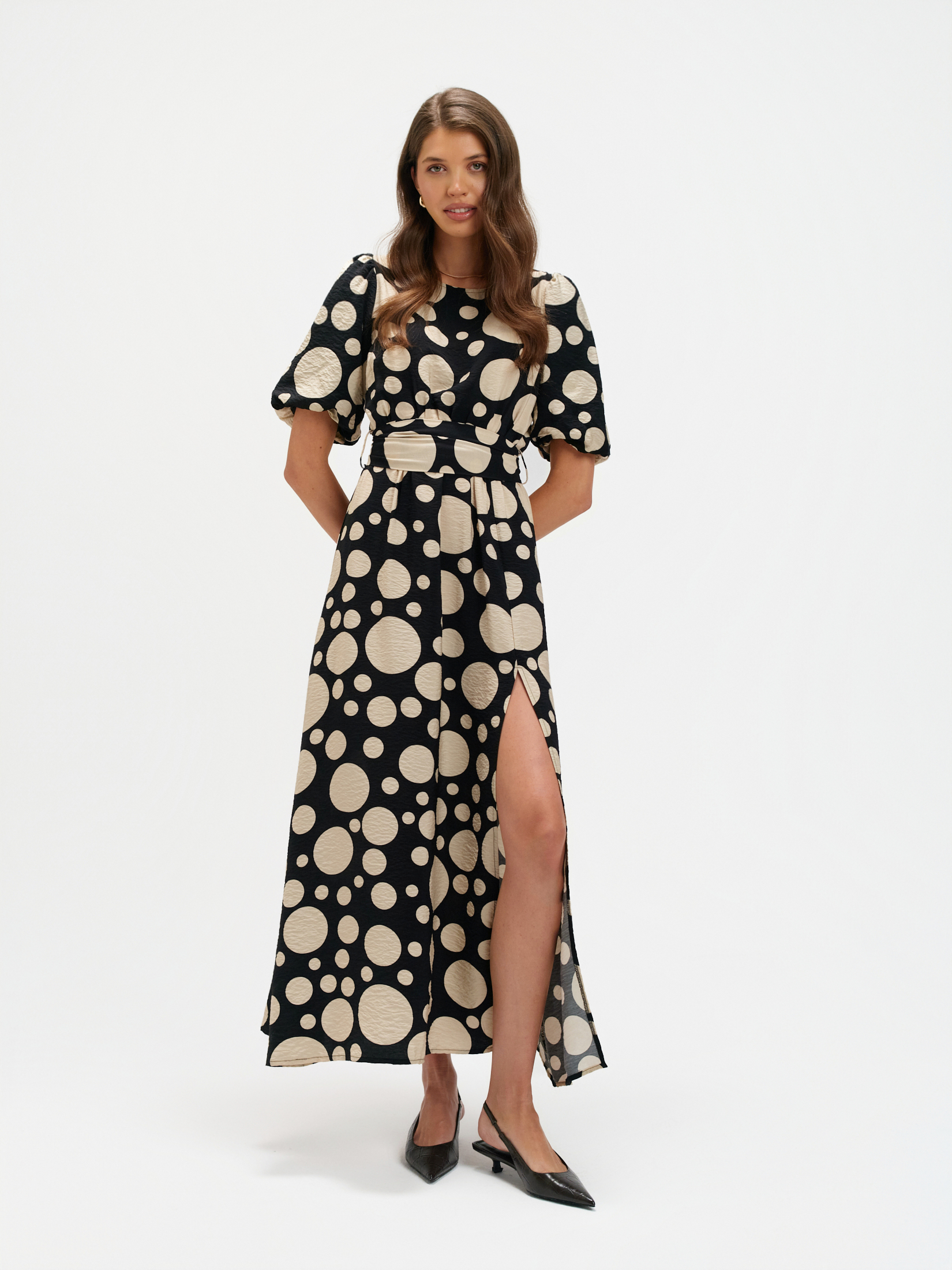 Sukienka maxi z printem w grochy 