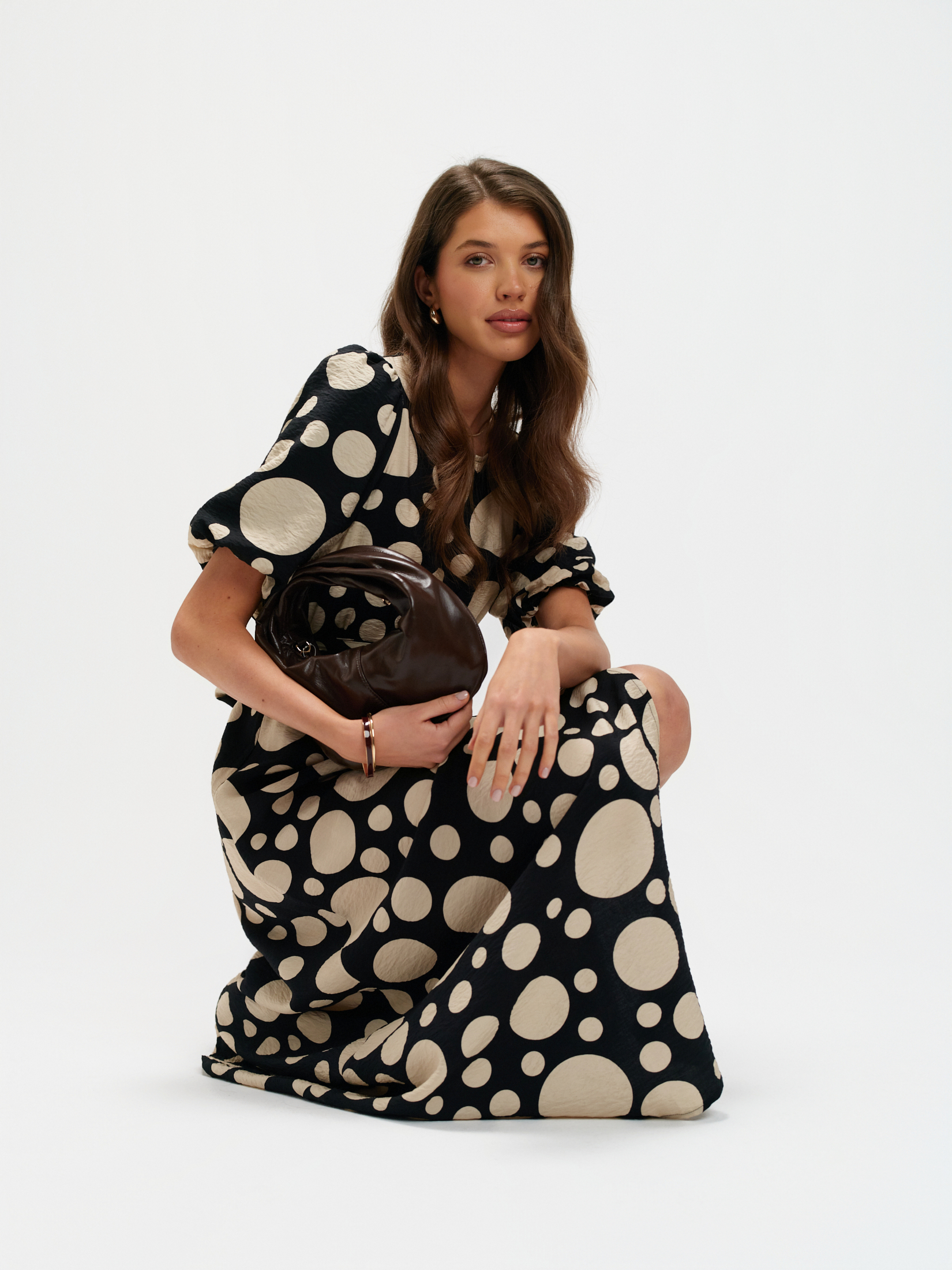 Sukienka maxi z printem w grochy 