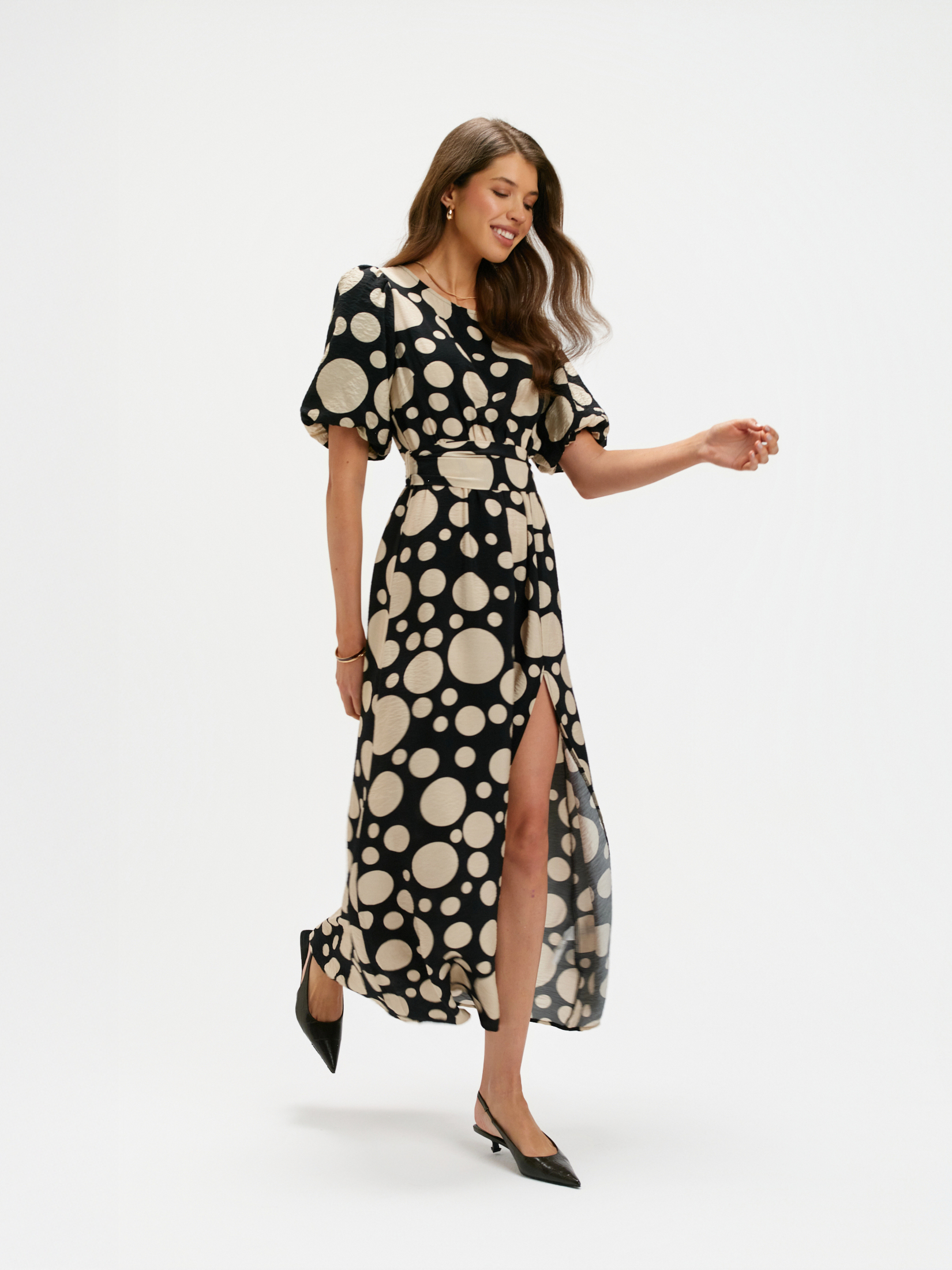 Sukienka maxi z printem w grochy 