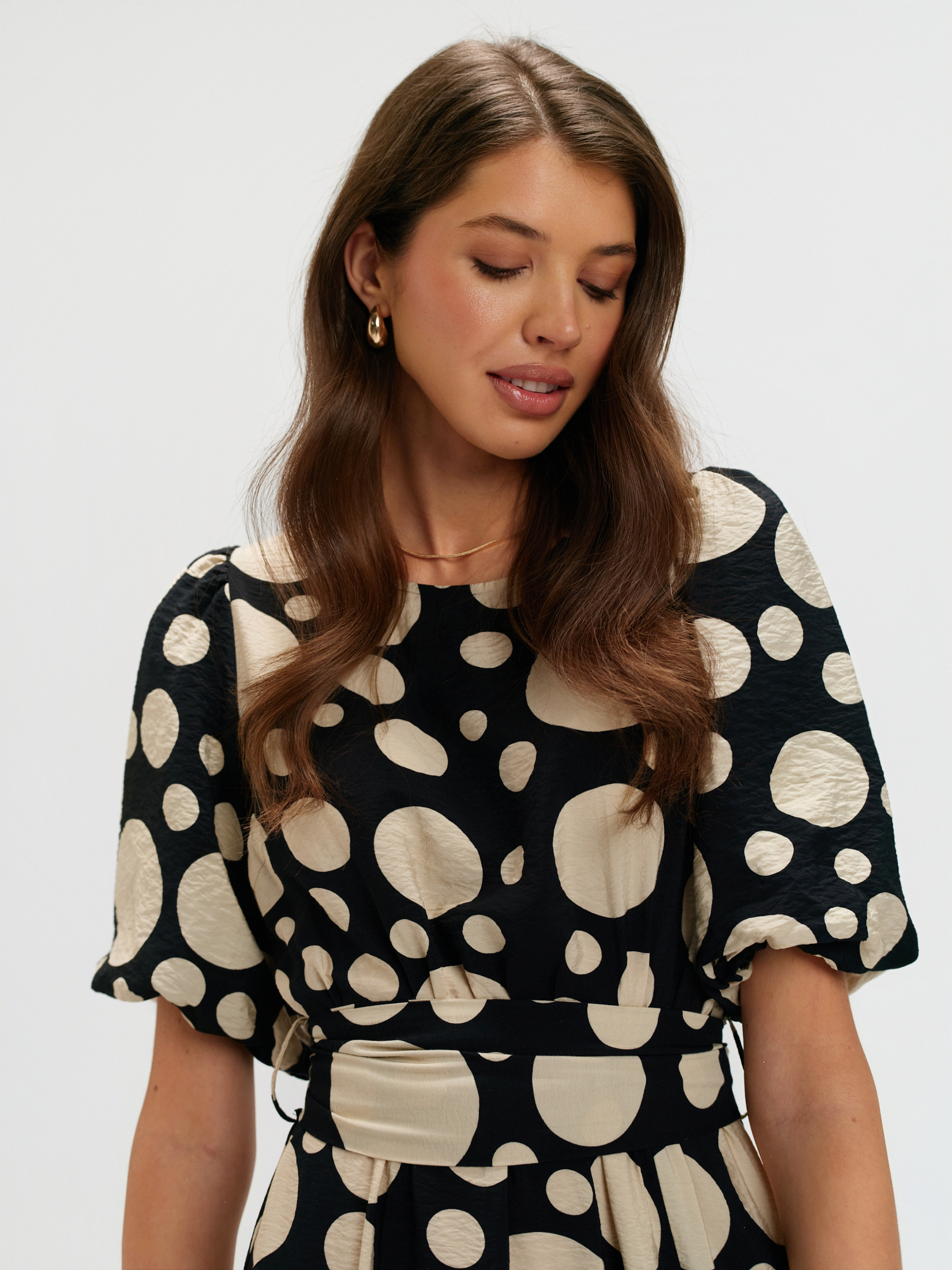 Sukienka maxi z printem w grochy 