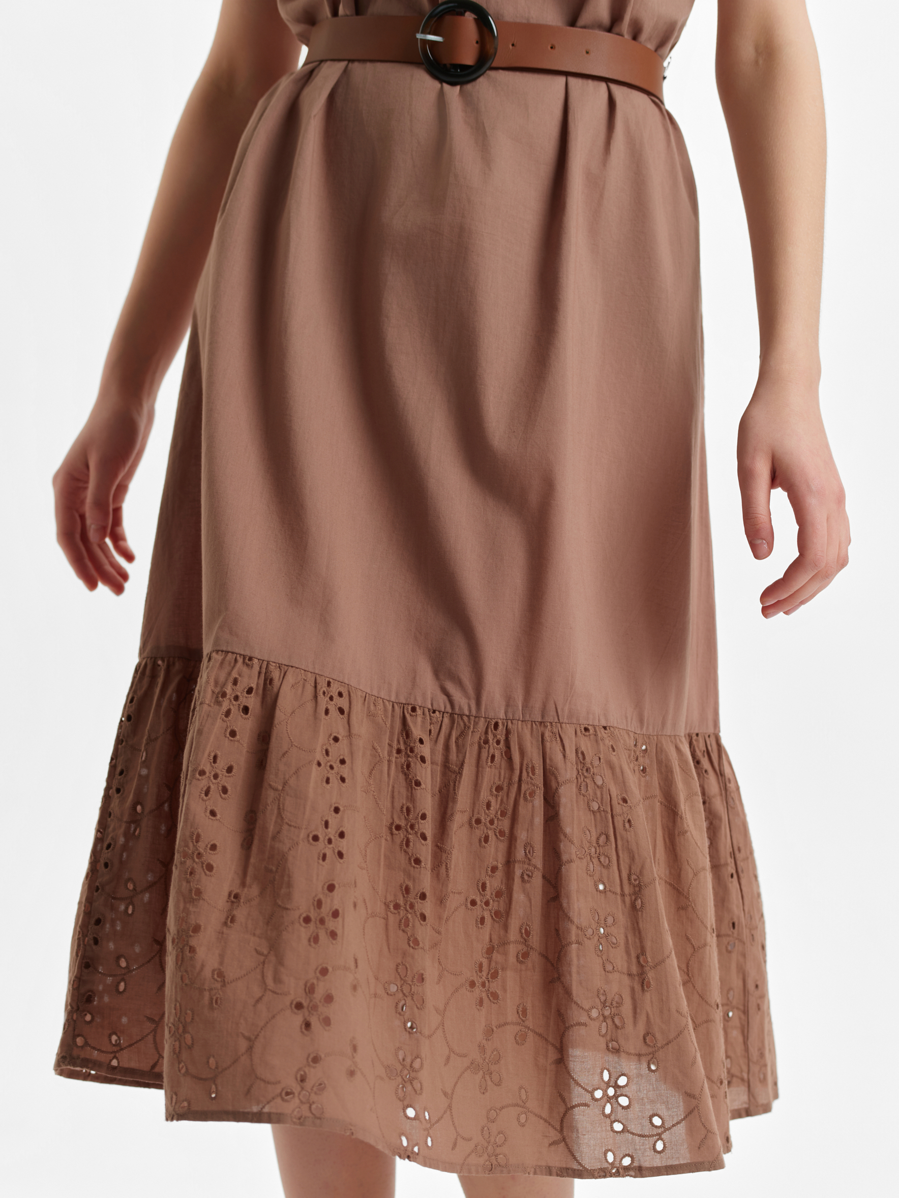 Beżowa sukienka z angielskim haftem 