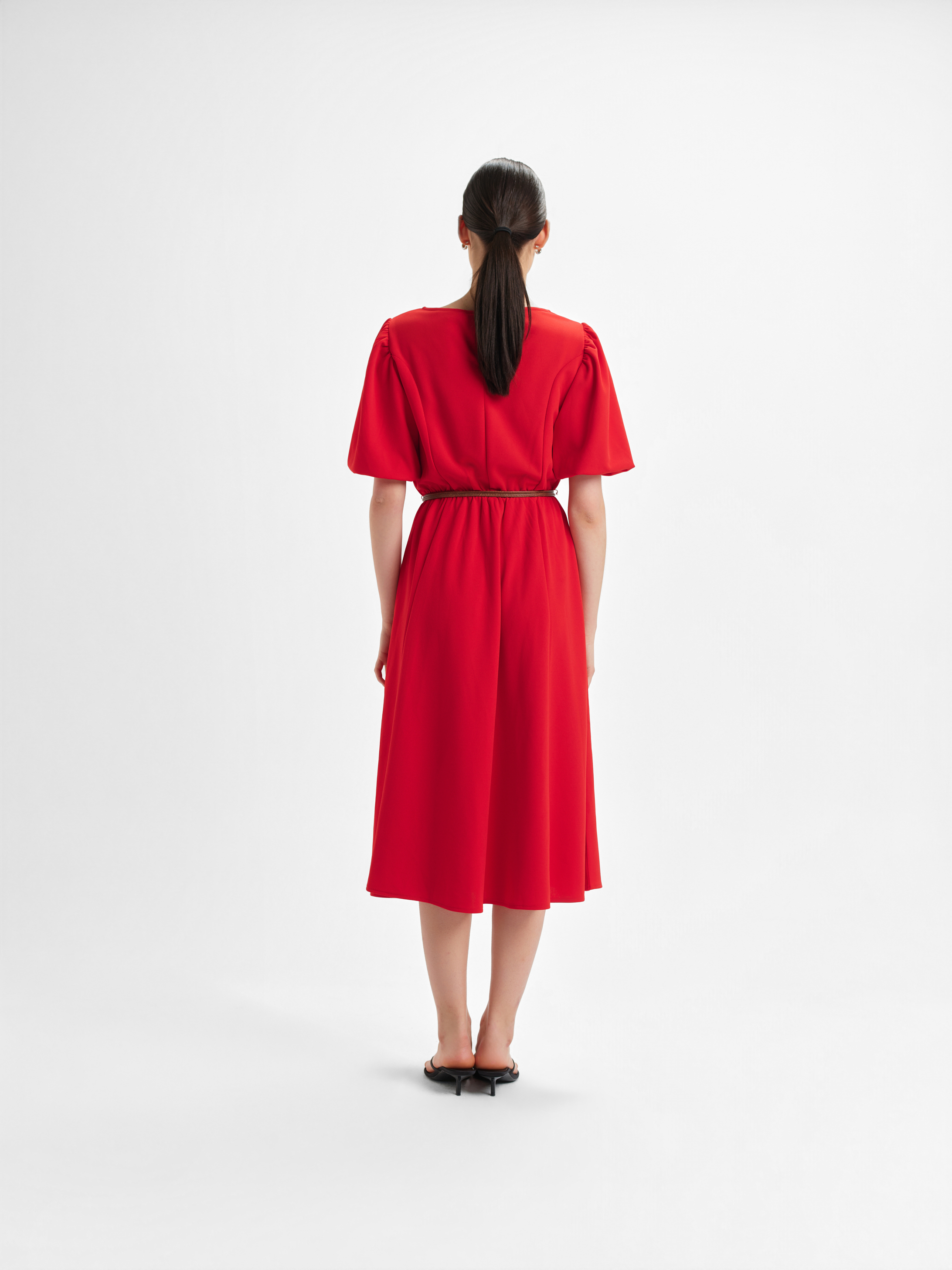 Czerwona sukienka z paskiem w talii 