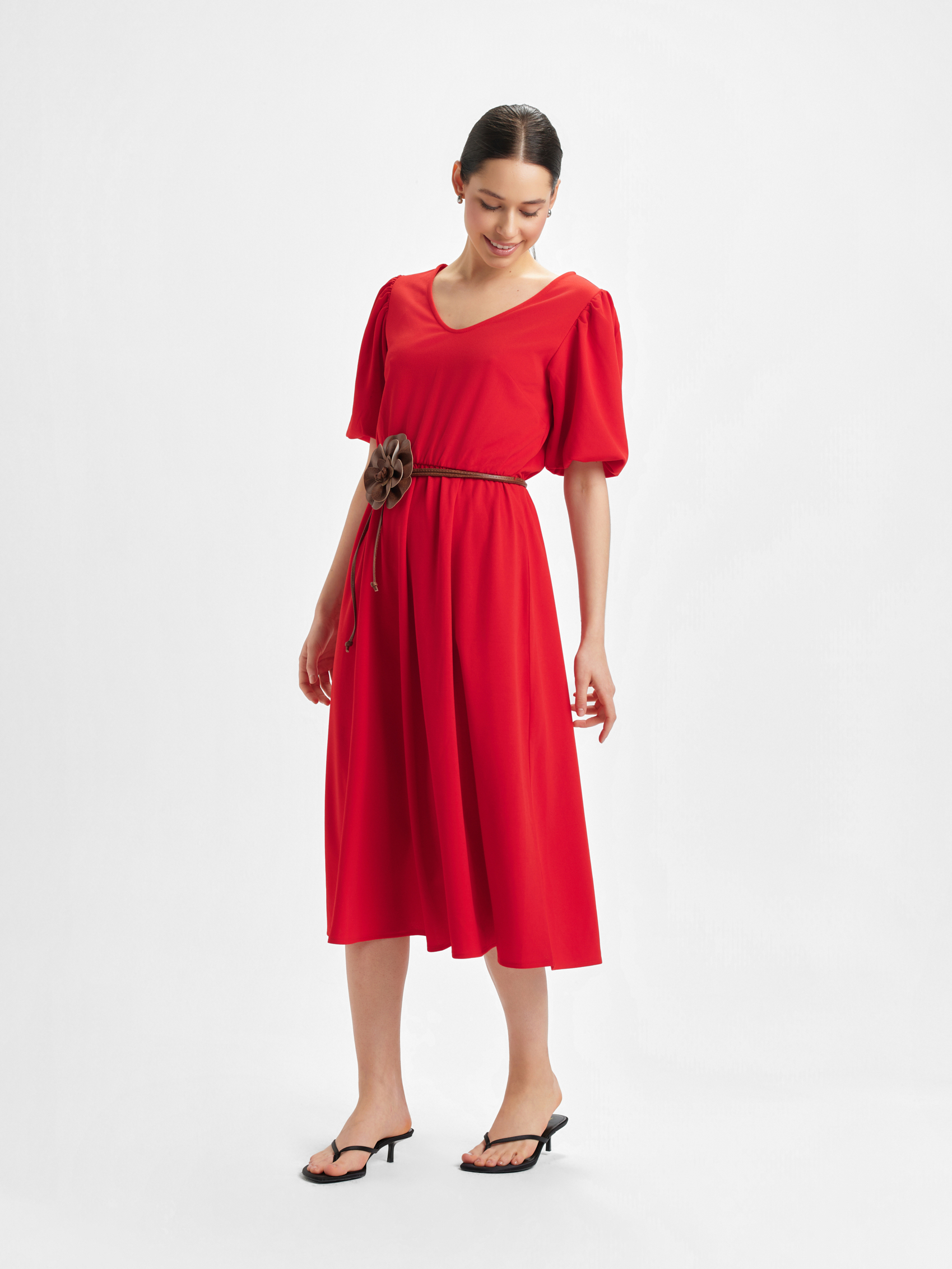 Czerwona sukienka z paskiem w talii 