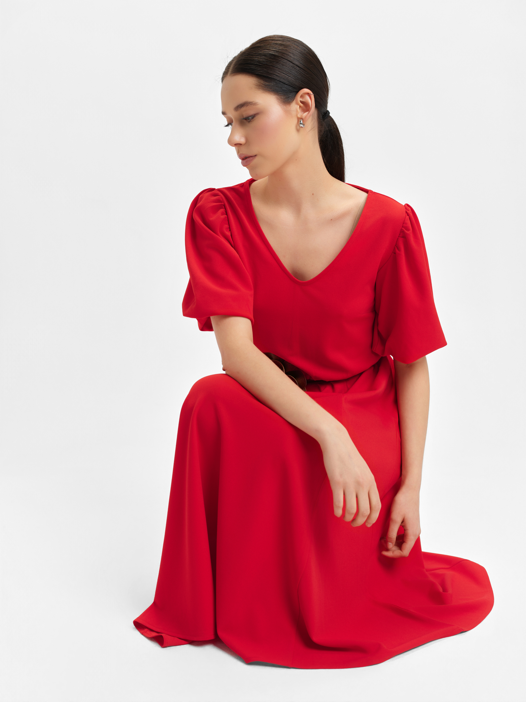 Czerwona sukienka z paskiem w talii 