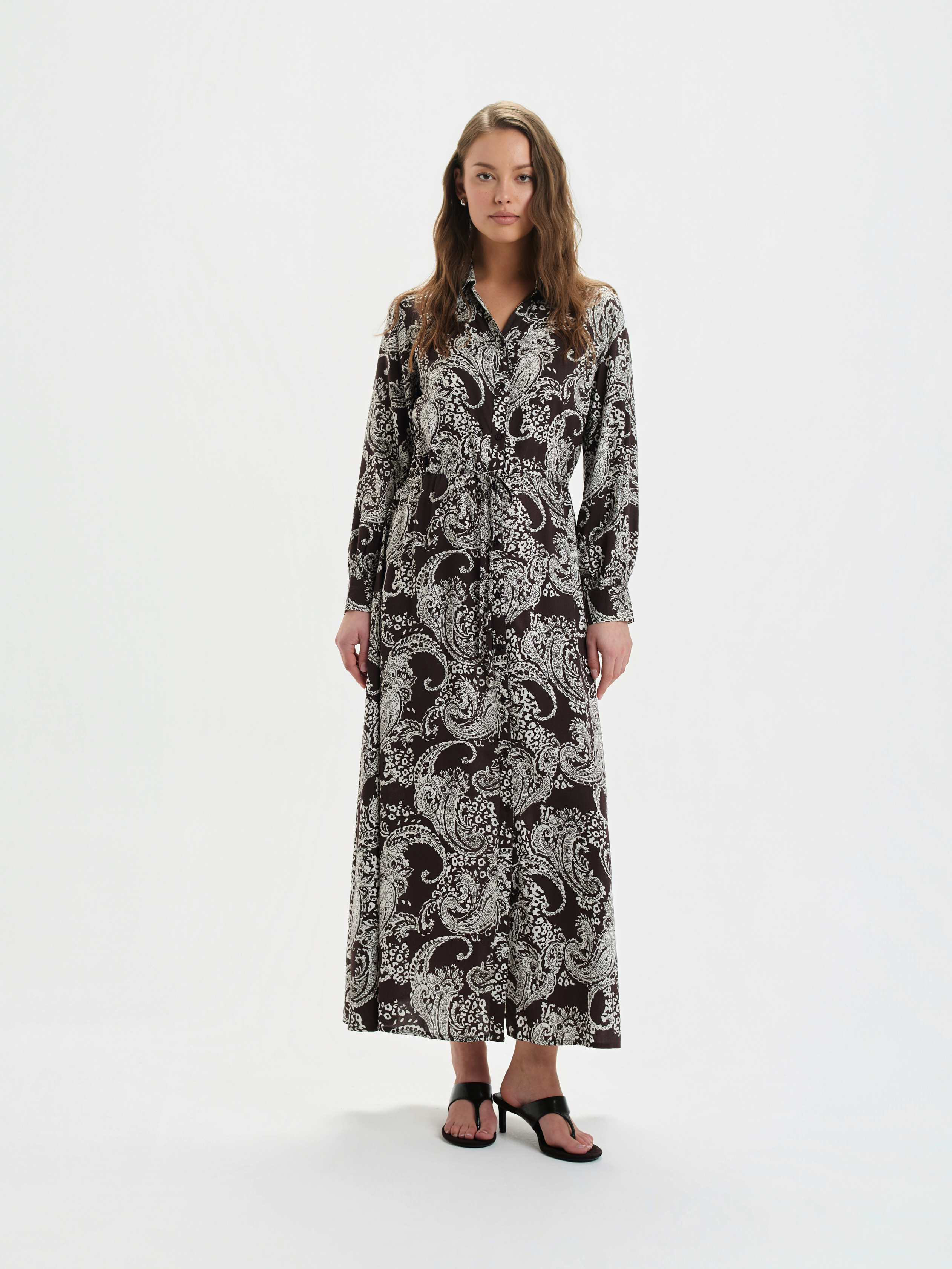 Brązowa sukienka z efektownym nadrukiem 