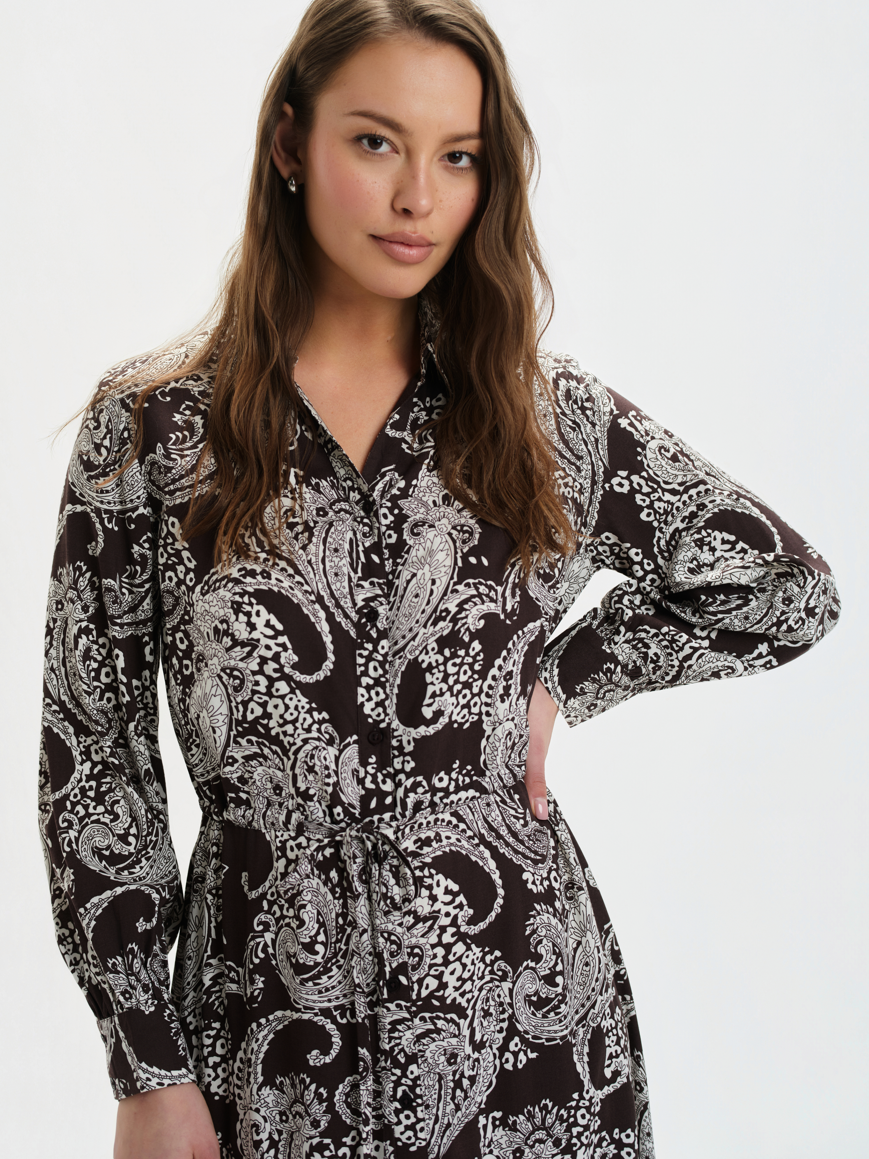 Brązowa sukienka z efektownym nadrukiem 