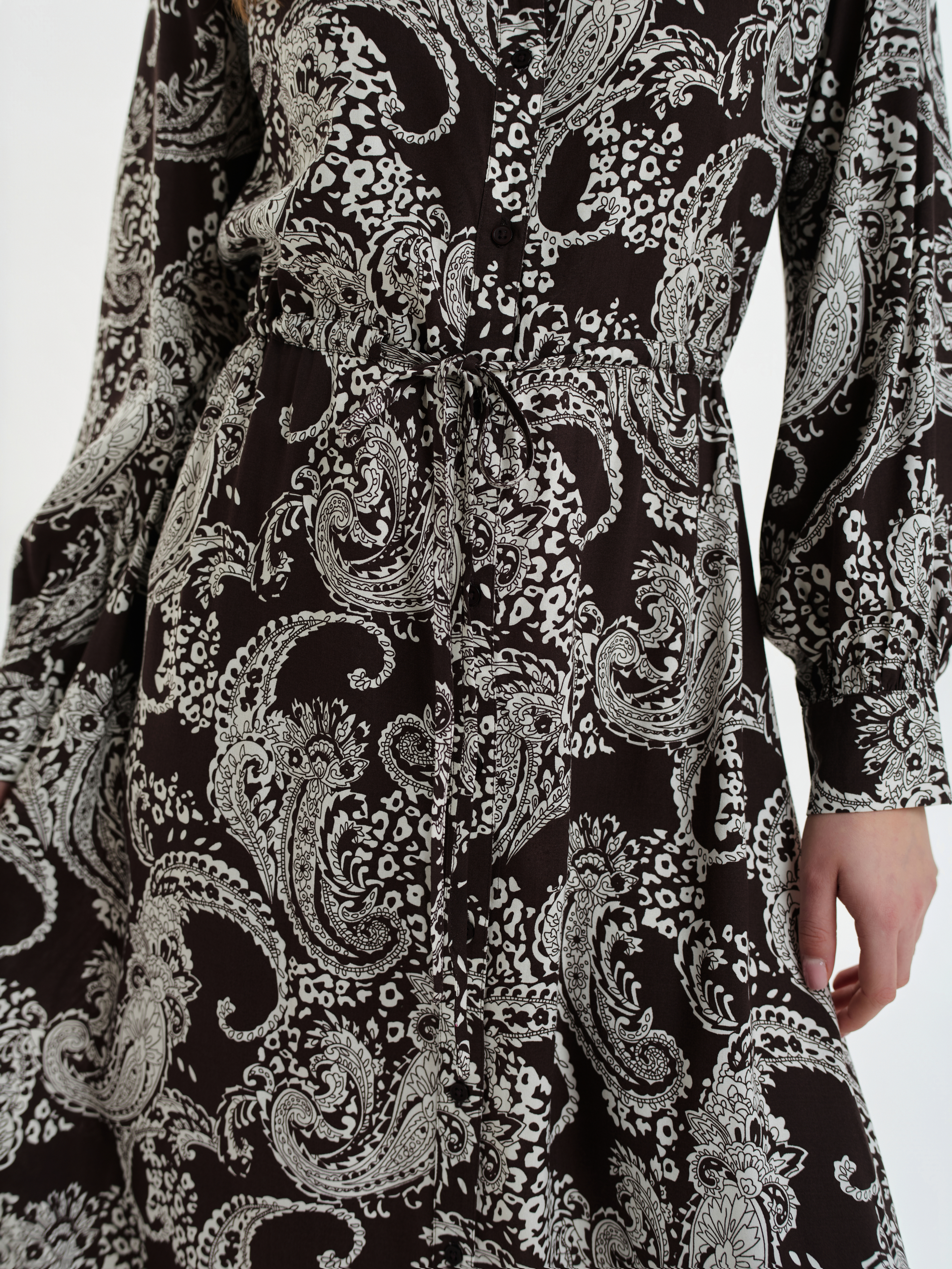 Brązowa sukienka z efektownym nadrukiem 