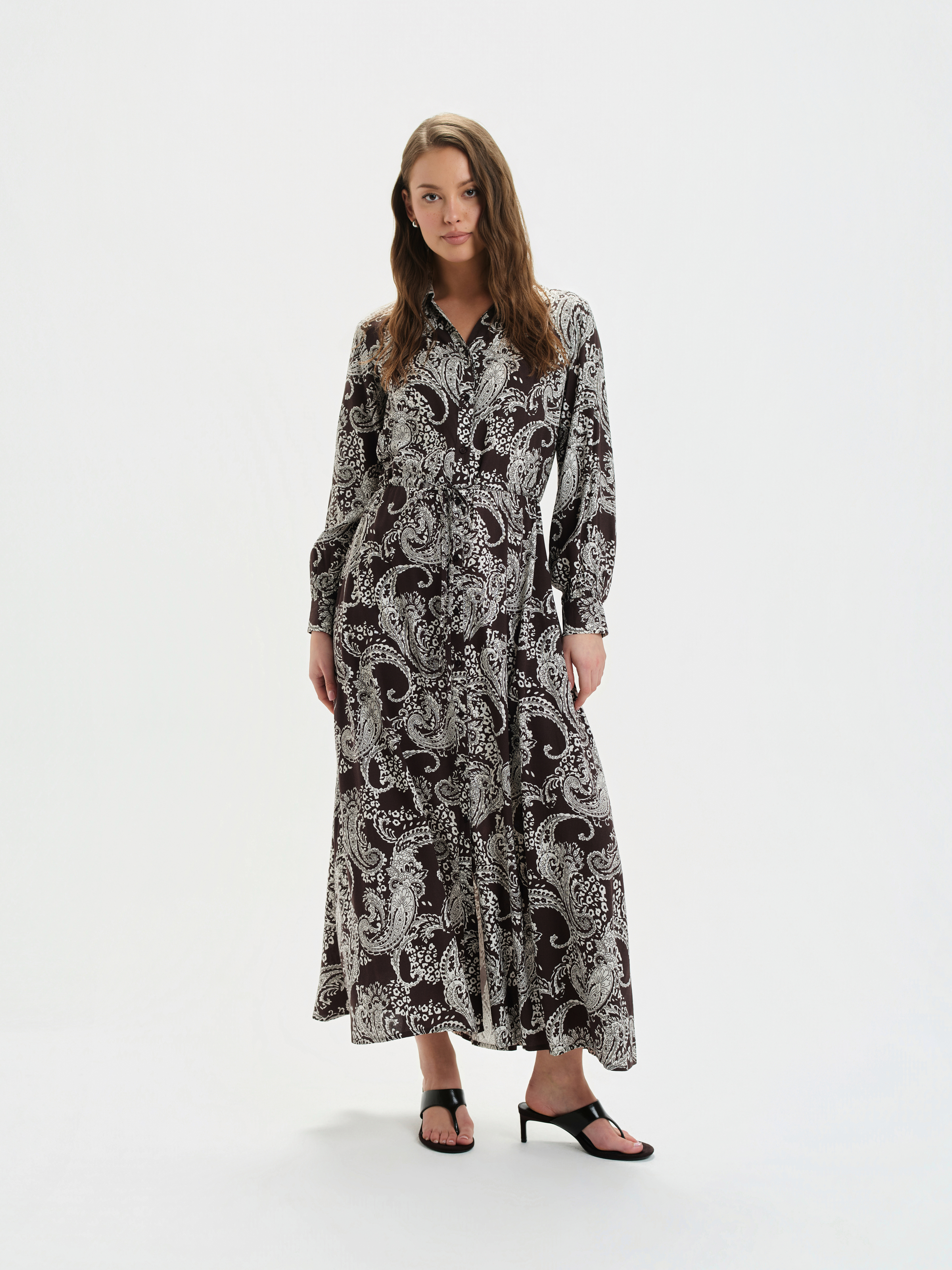 Brązowa sukienka z efektownym nadrukiem 