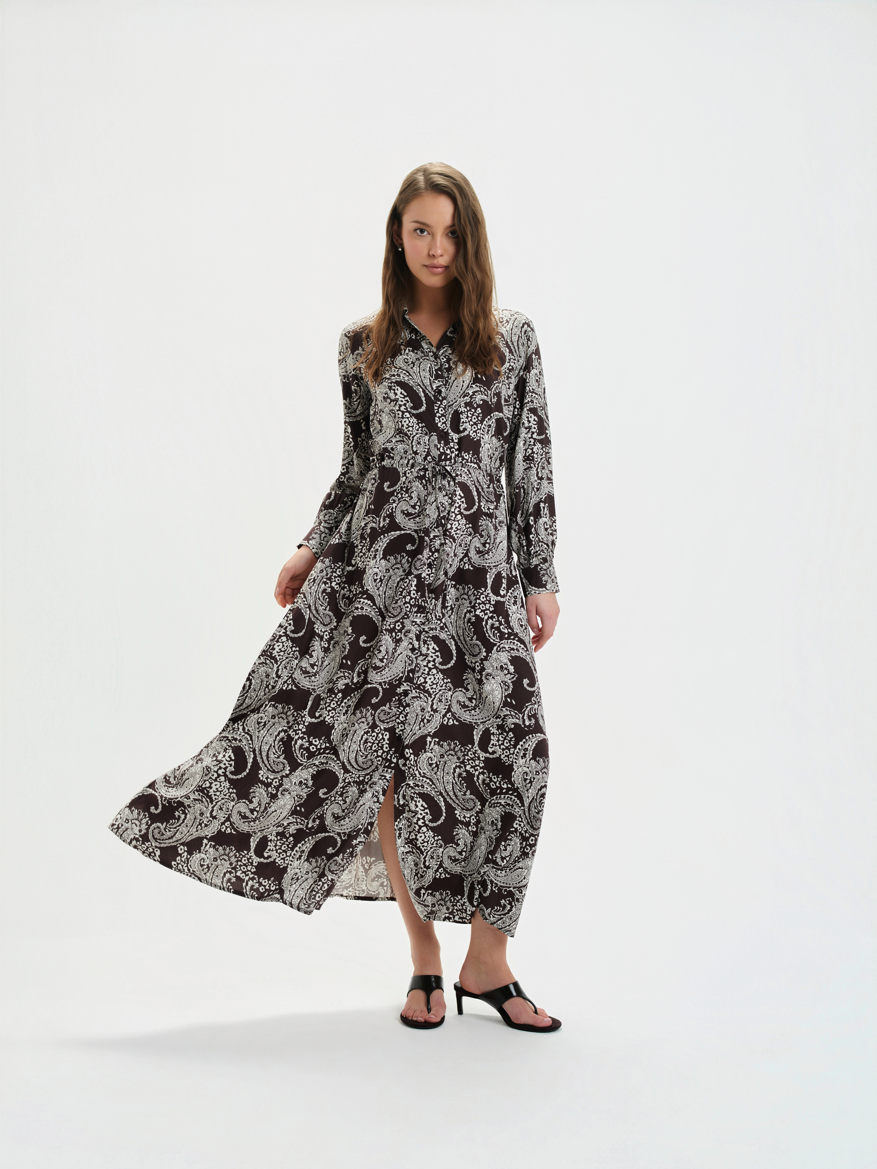 Brązowa sukienka z efektownym nadrukiem 