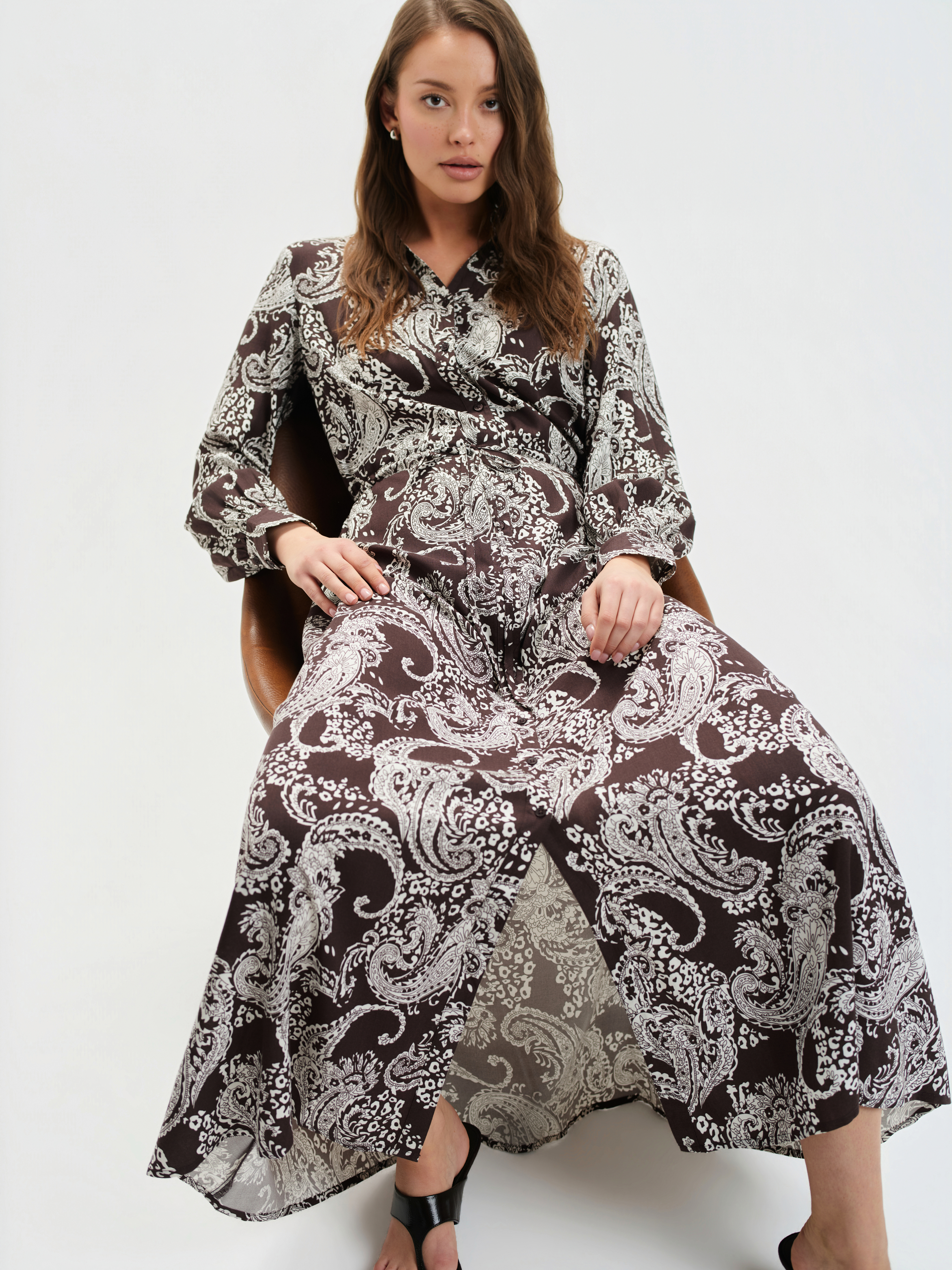 Brązowa sukienka z efektownym nadrukiem 