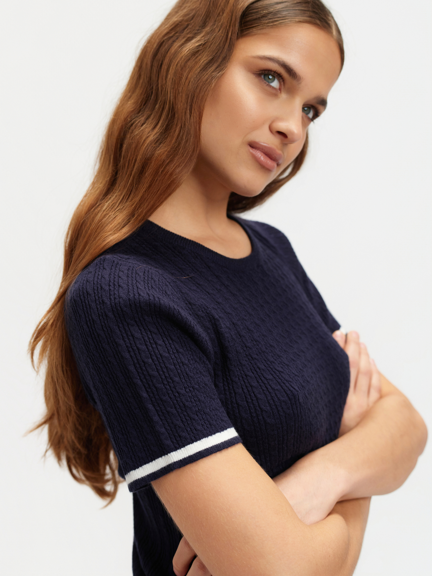 Granatowy sweter ze splotem 