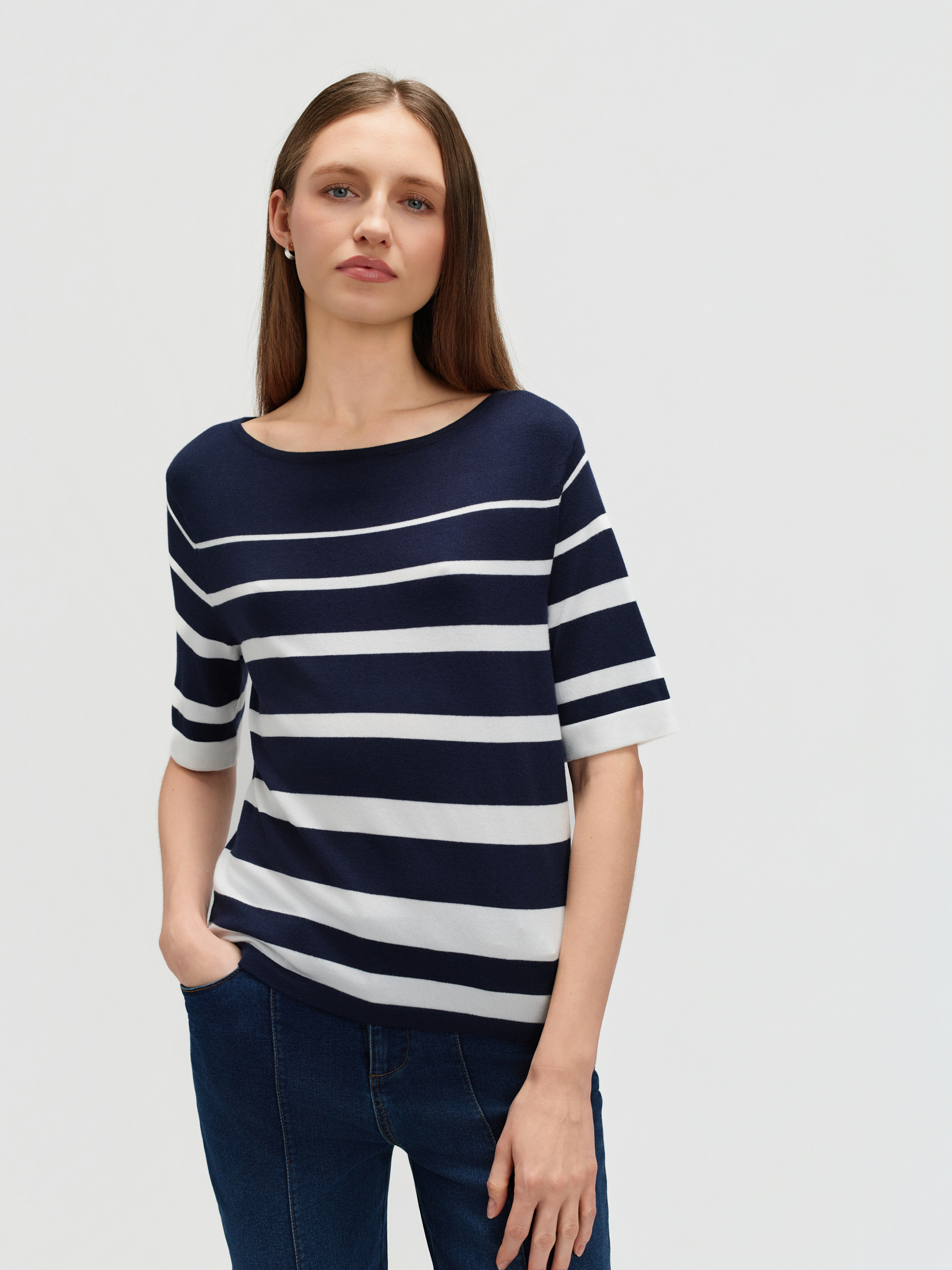 Granatowy sweter w paski 