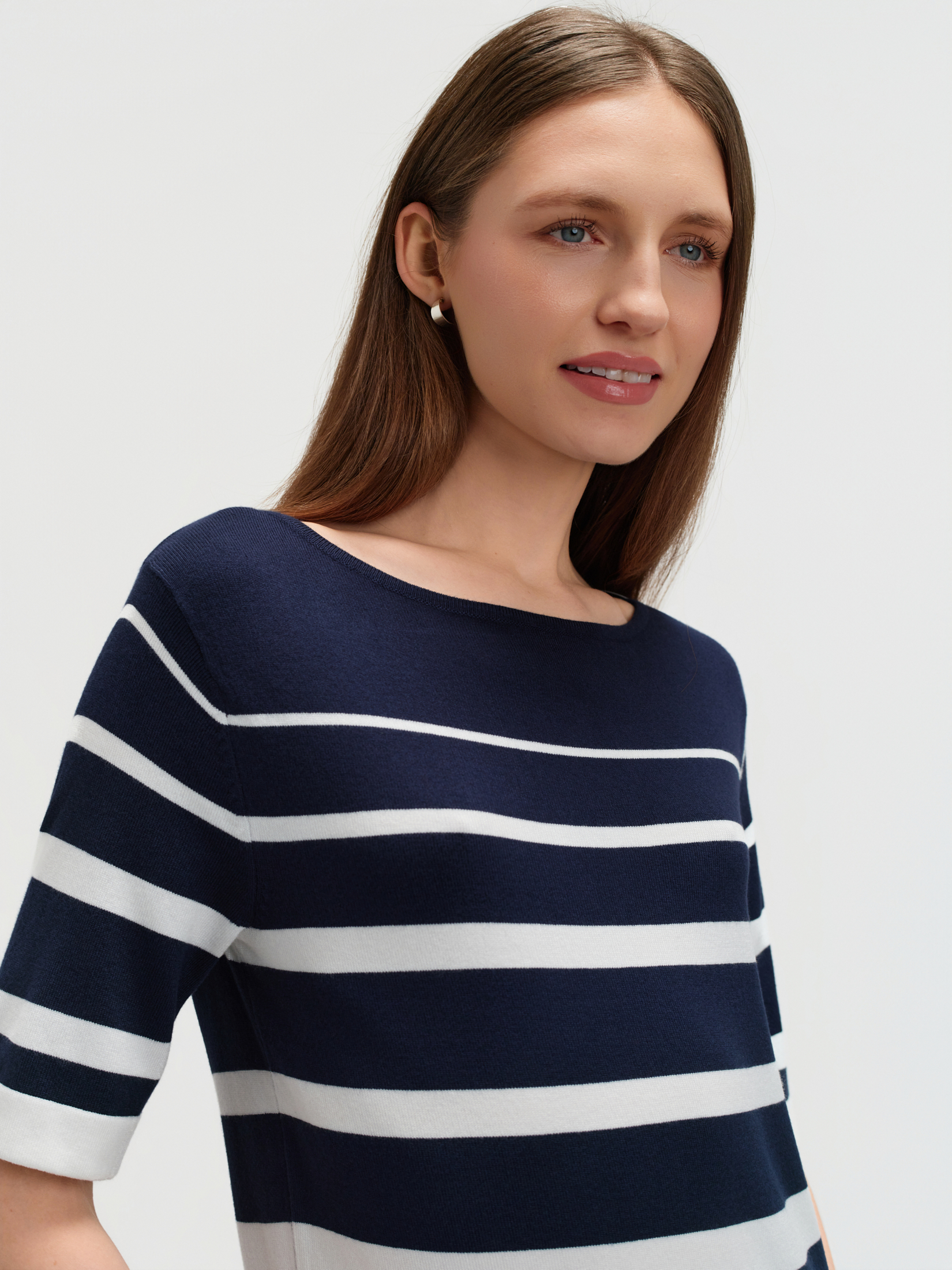 Granatowy sweter w paski 