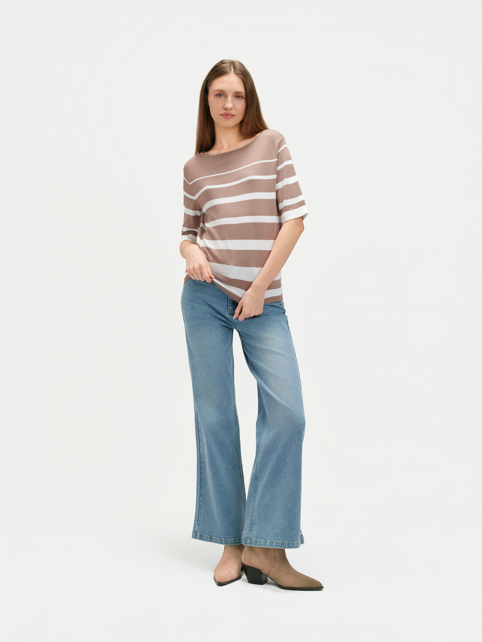 Beżowy sweter w paski 