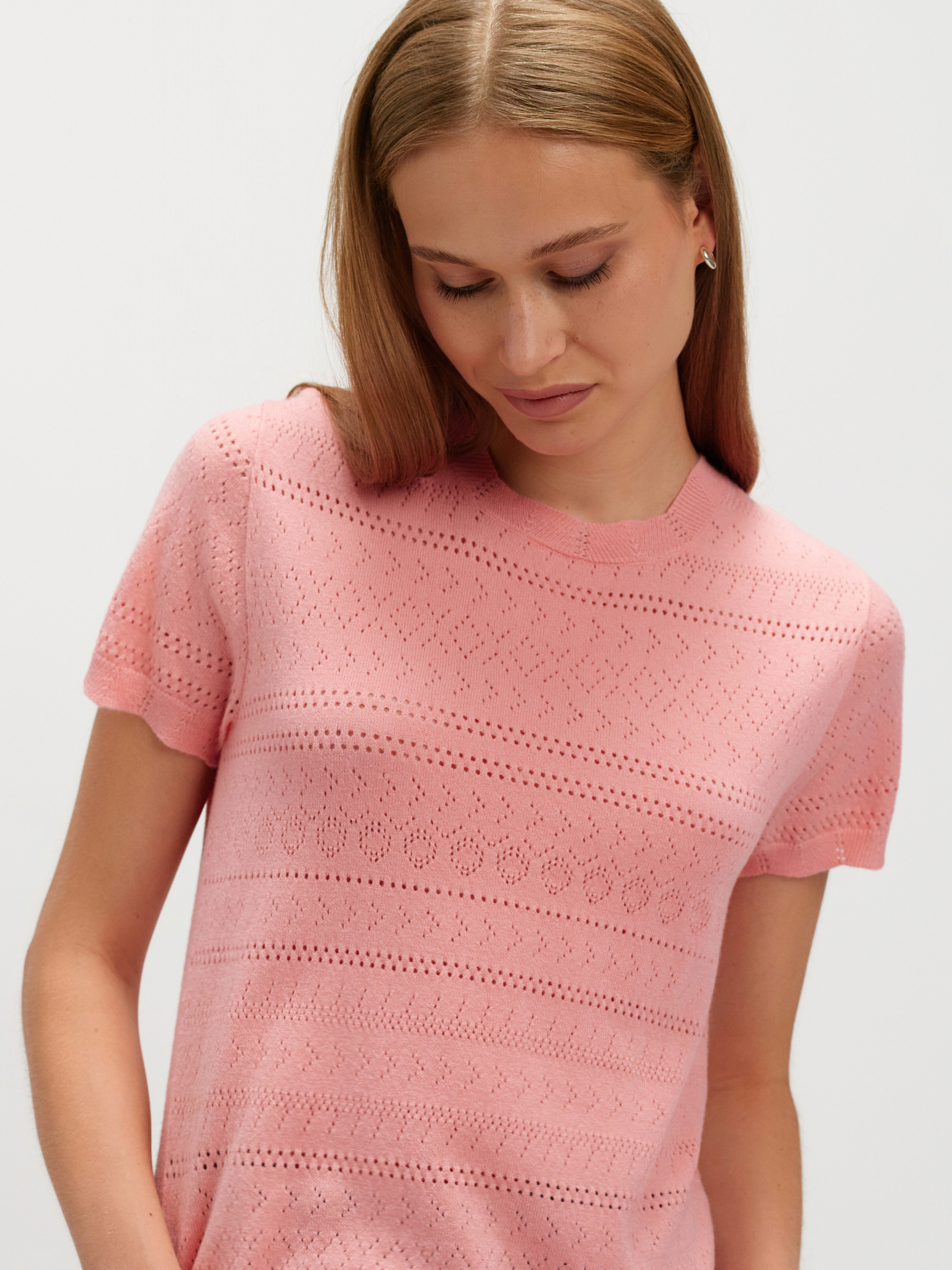 Pastelowy sweter z ażurowym haftem