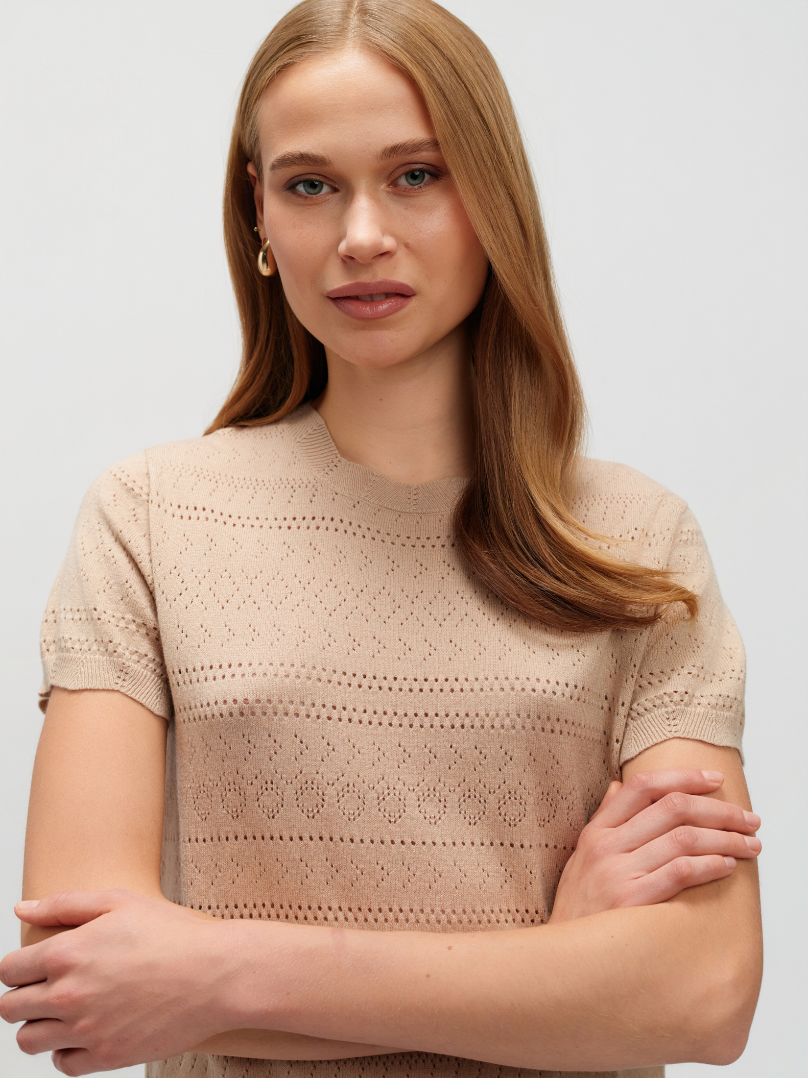 Sweter z ażurowym haftem beż