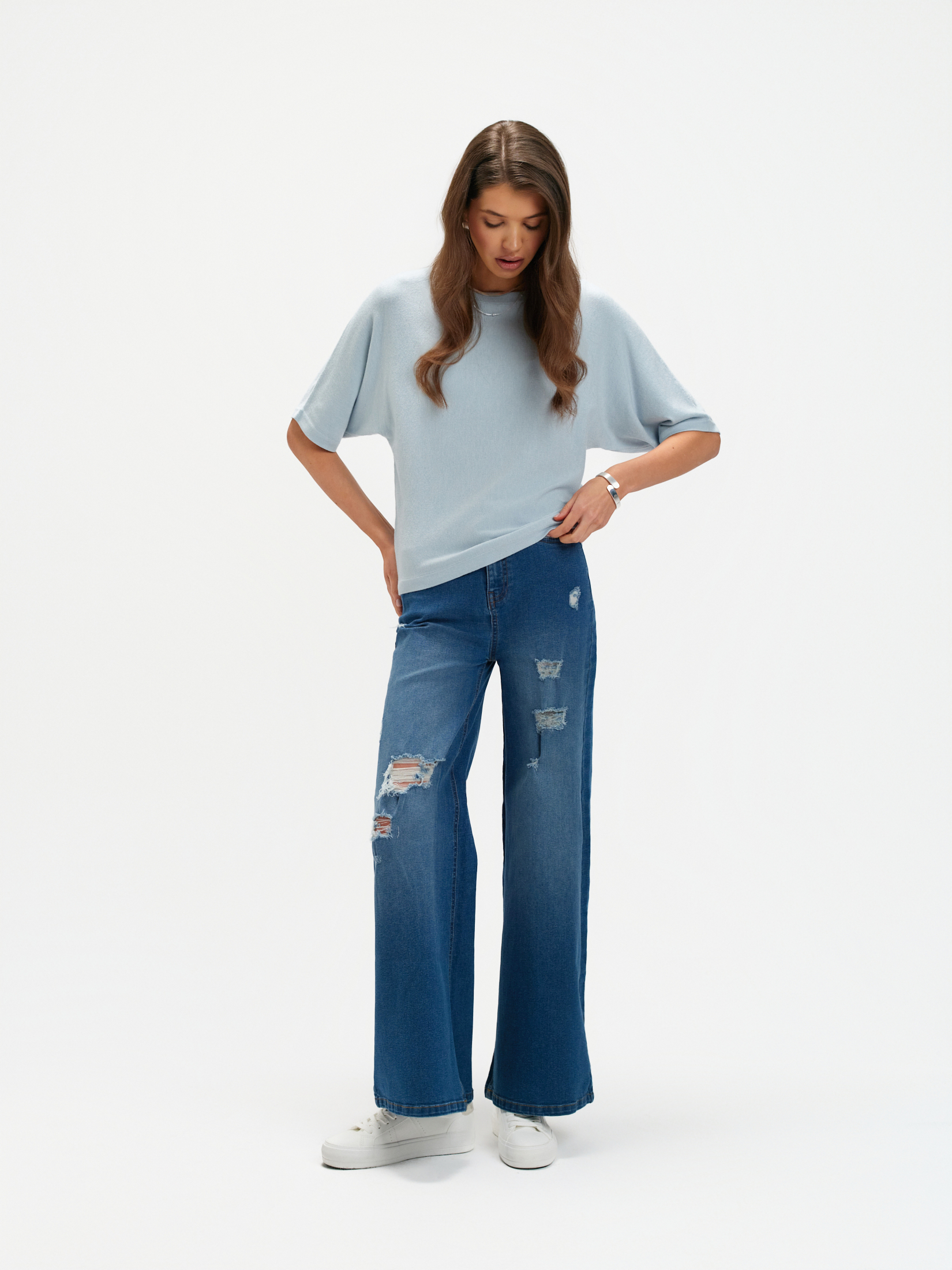 Błękitny sweter z luźnymi rękawami 